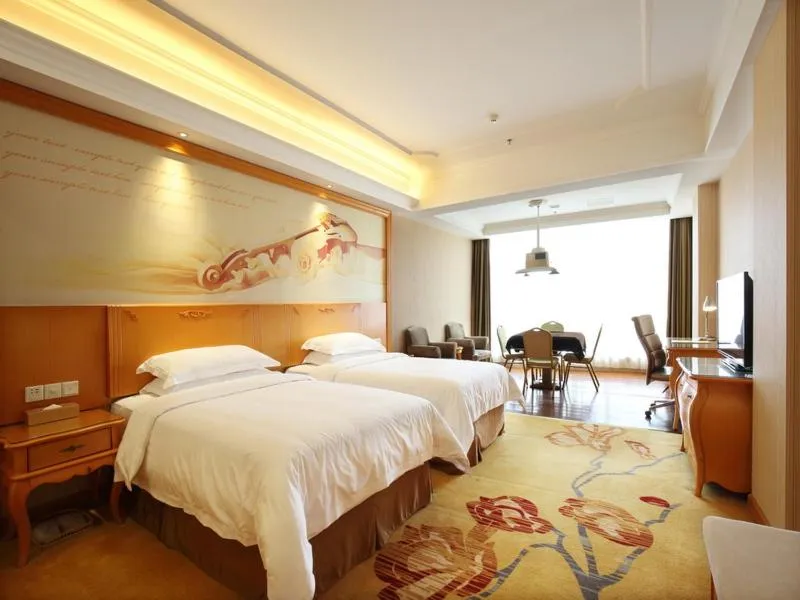 Bed in Vienna International Hotel Guangzhou Changlong Qifu Xincun