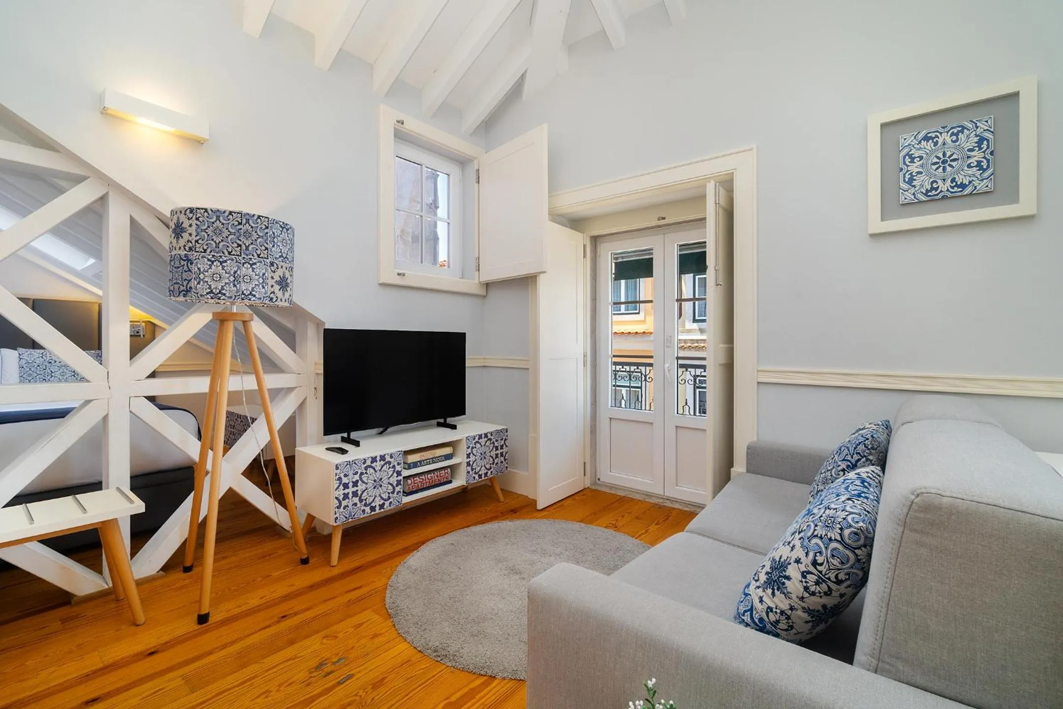 TV and multimedia in Villa Baixa - Lisbon Luxury Apartments
