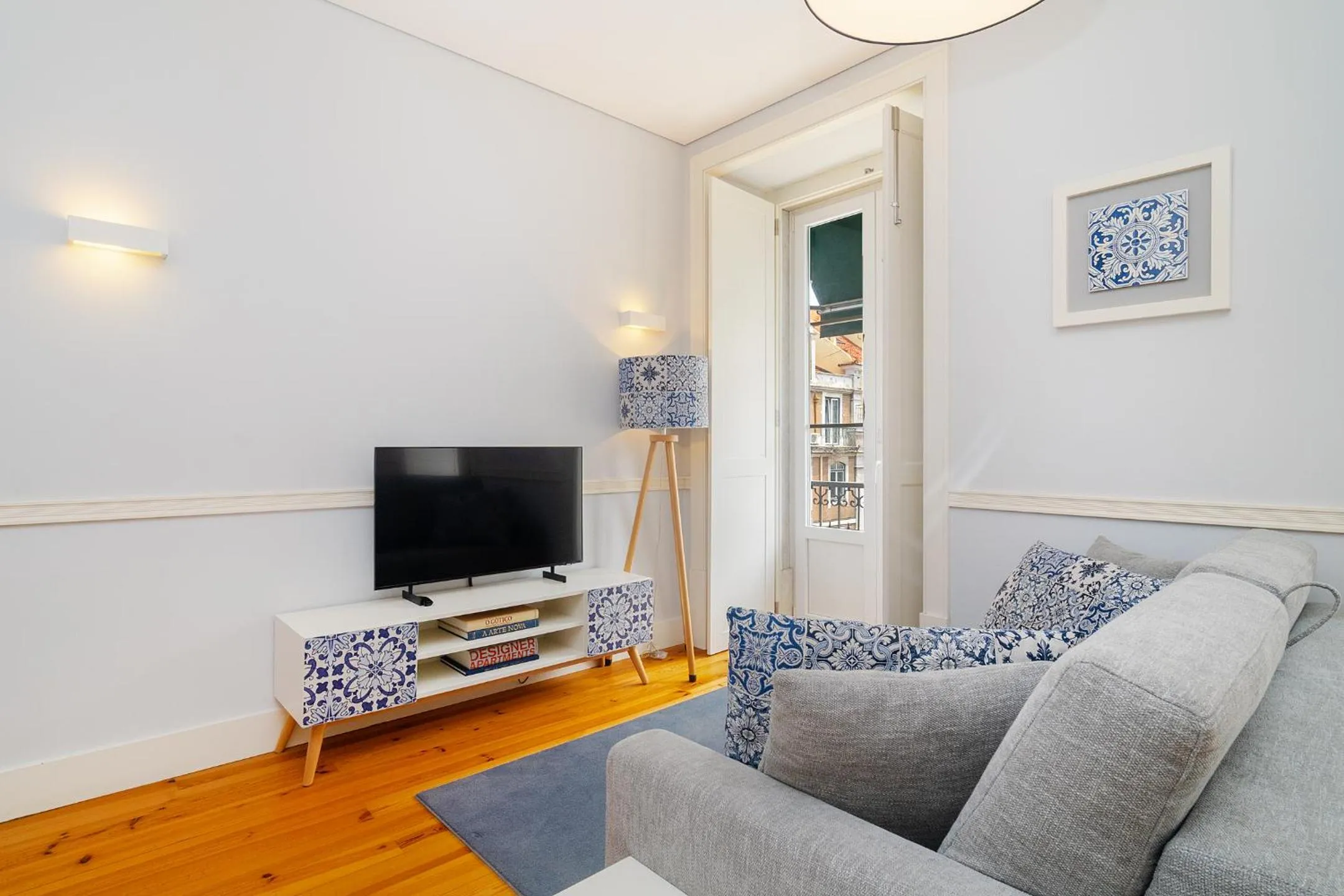 TV and multimedia in Villa Baixa - Lisbon Luxury Apartments