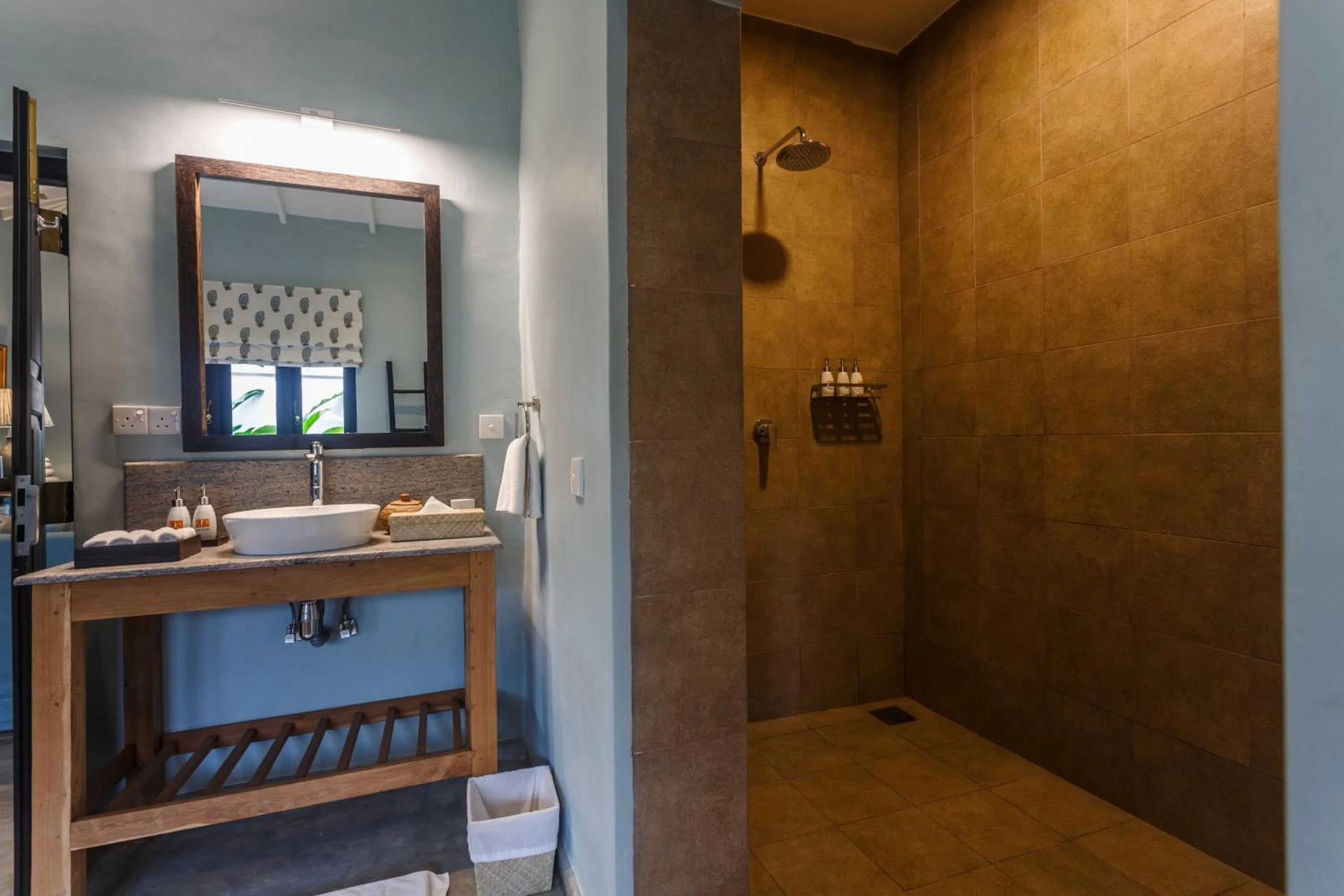 Shower in Kahanda Kanda