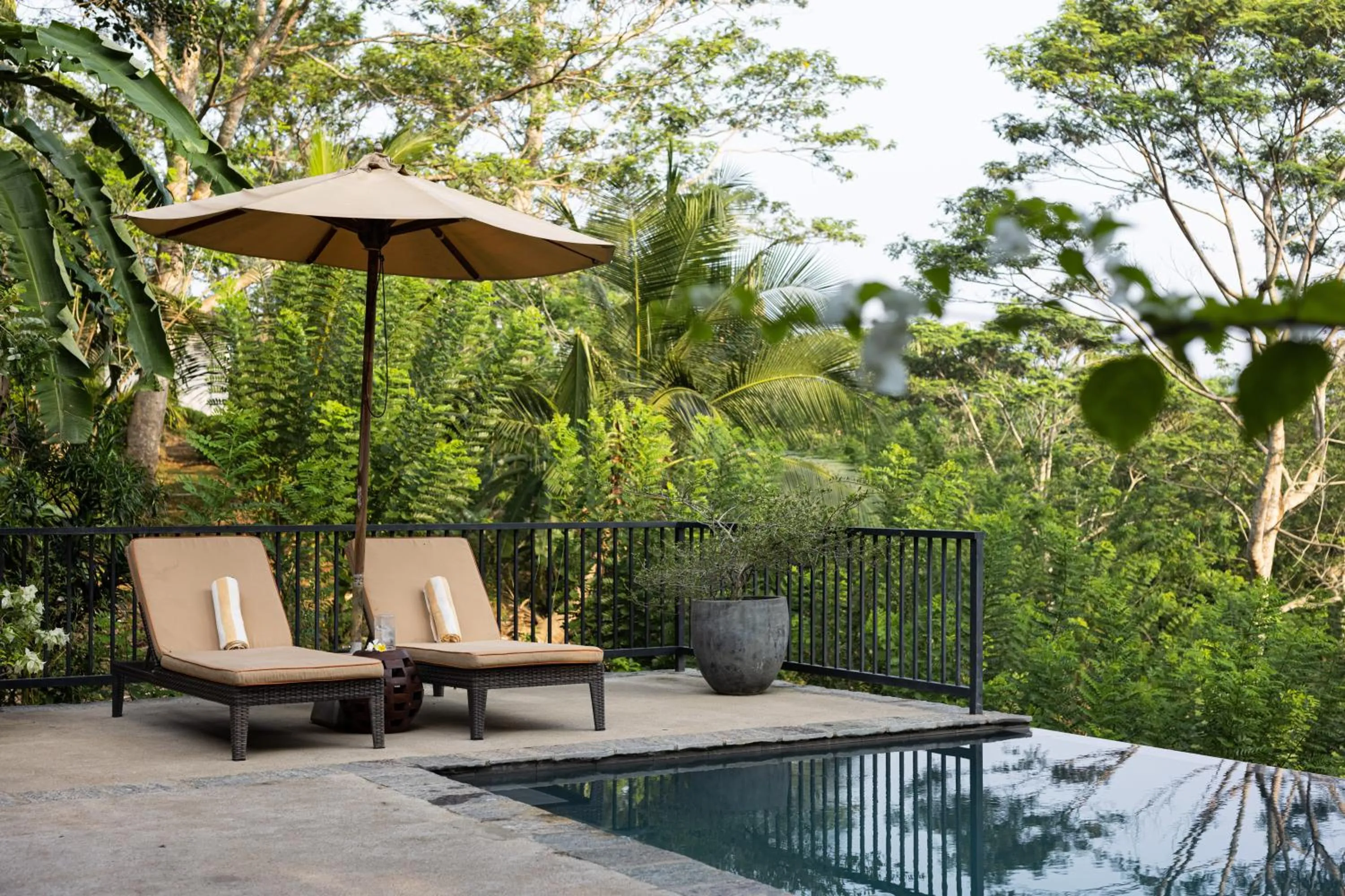 Swimming pool in Kahanda Kanda