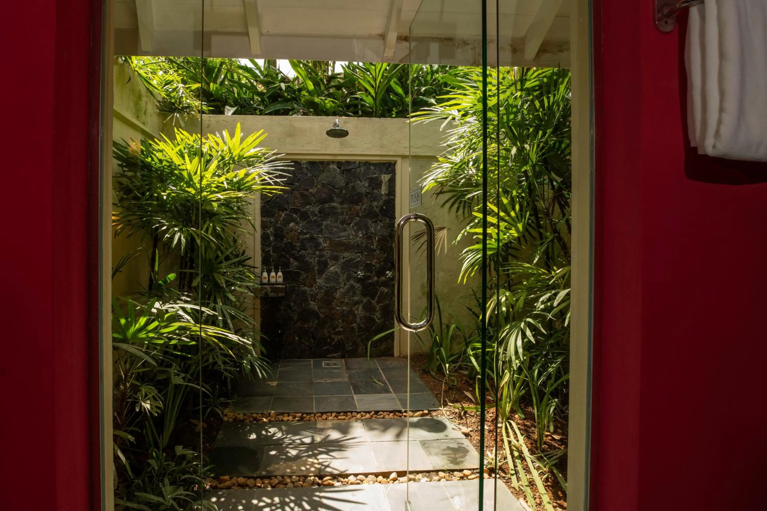 Shower in Kahanda Kanda