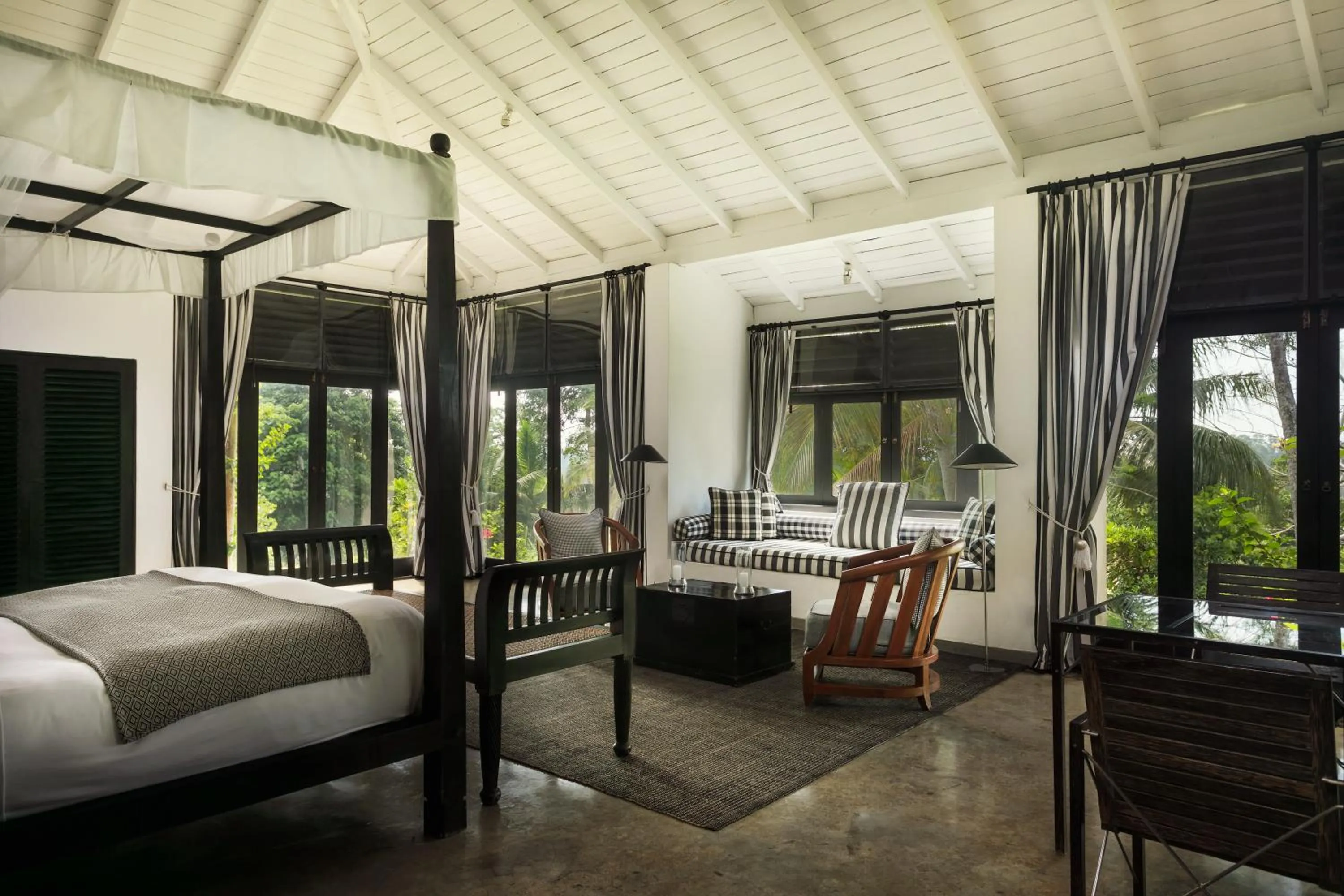 Seating area, Bed in Kahanda Kanda