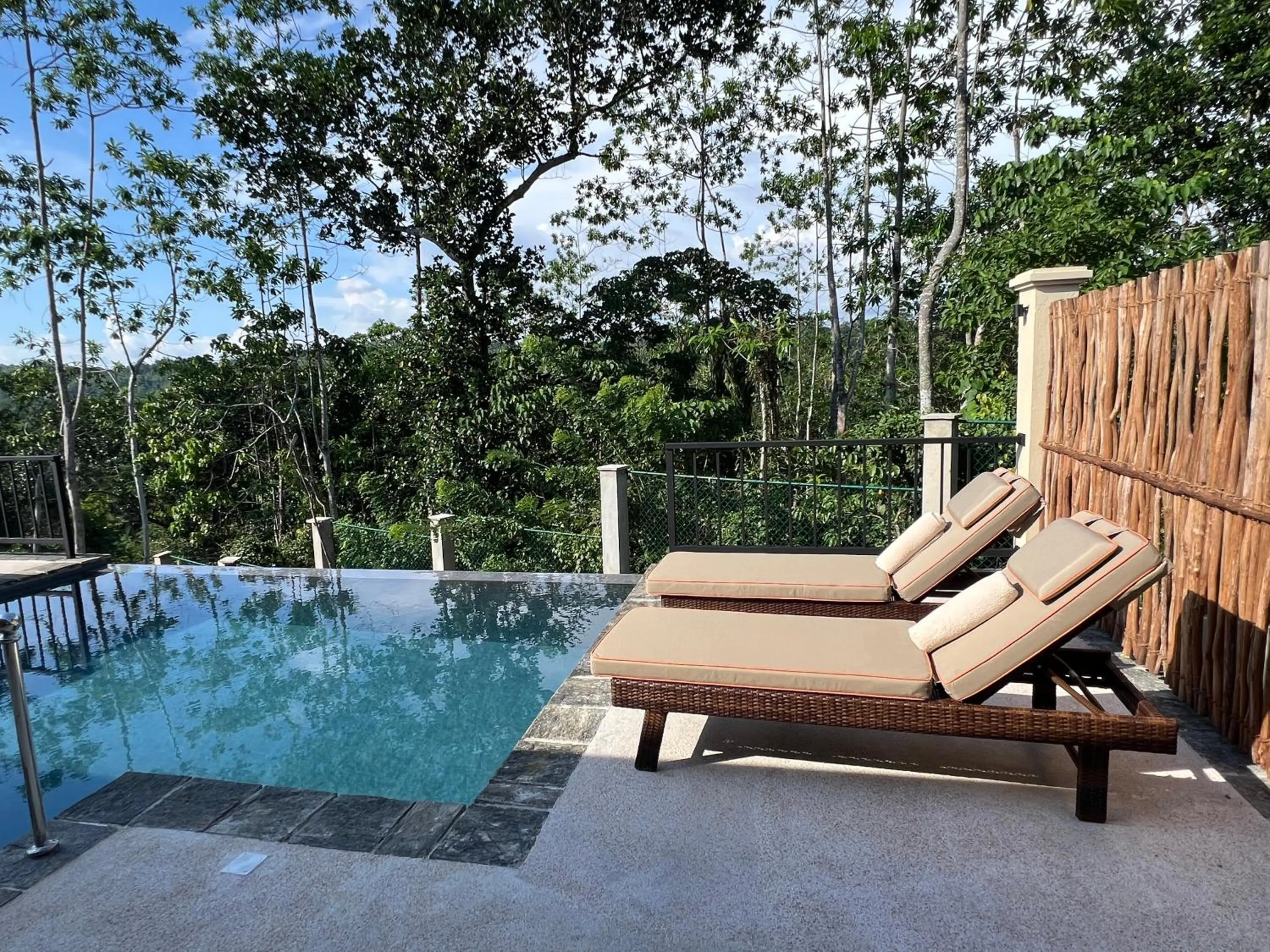 Swimming pool in Kahanda Kanda