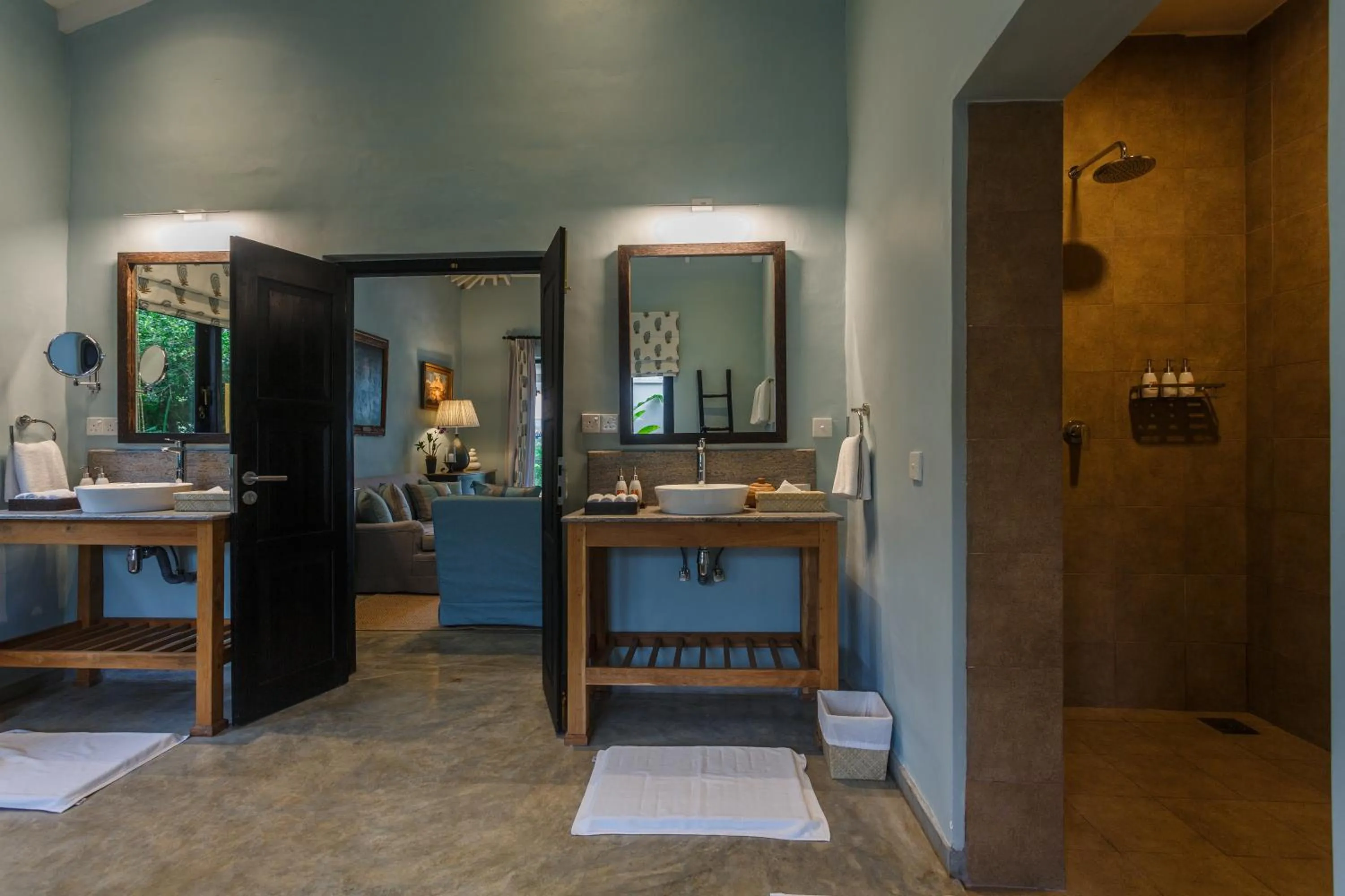 Shower in Kahanda Kanda