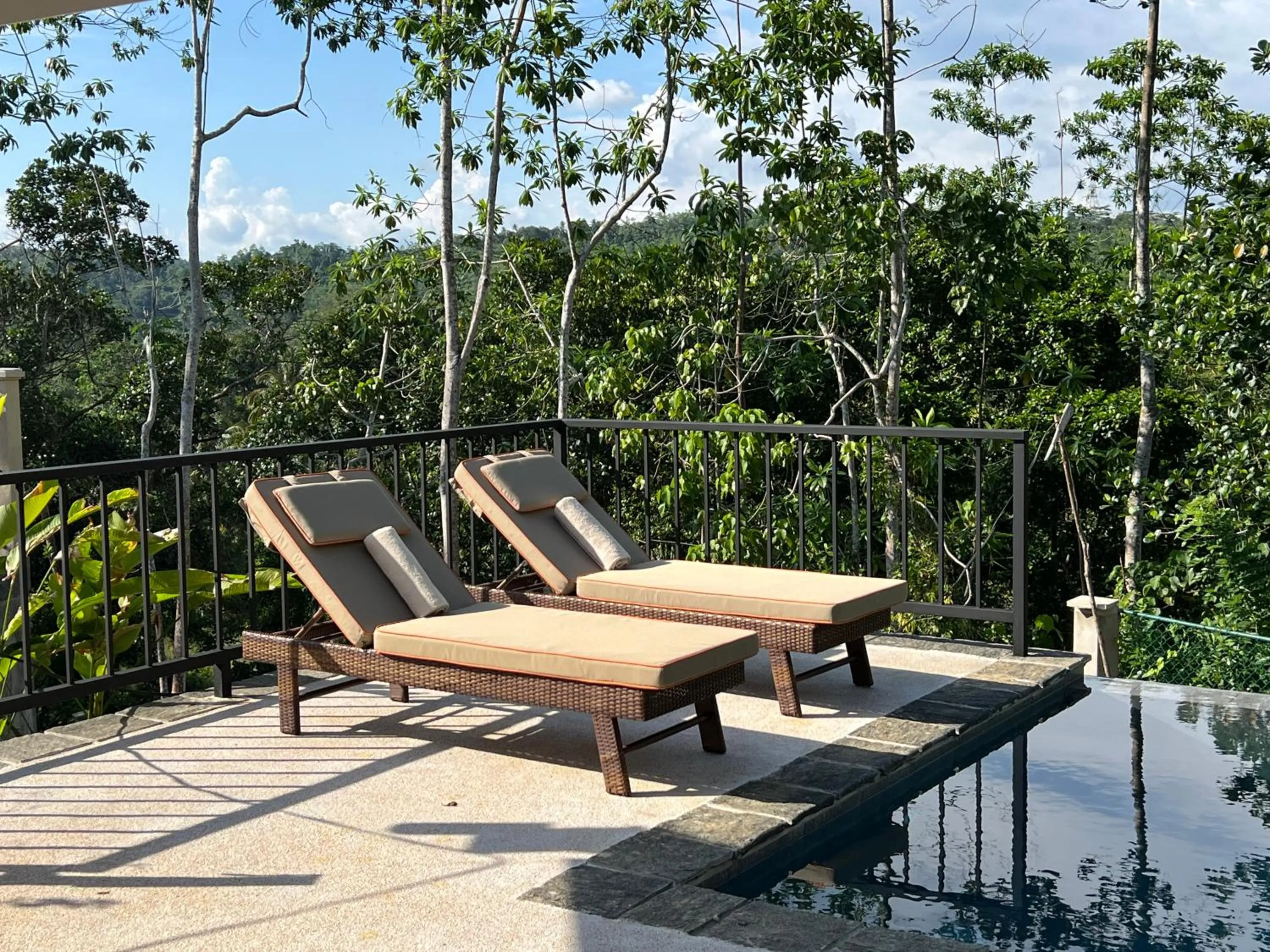 Swimming pool in Kahanda Kanda