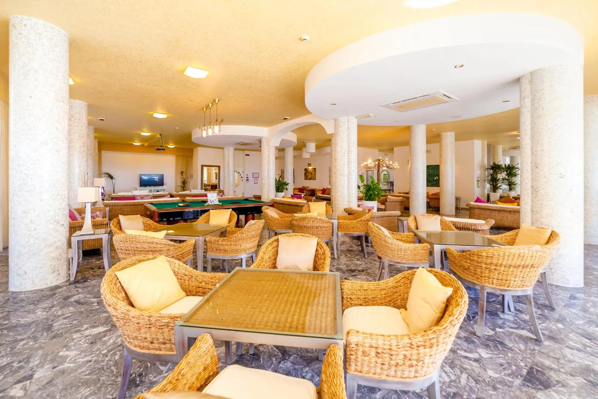 Restaurant/places to eat in Hotel American