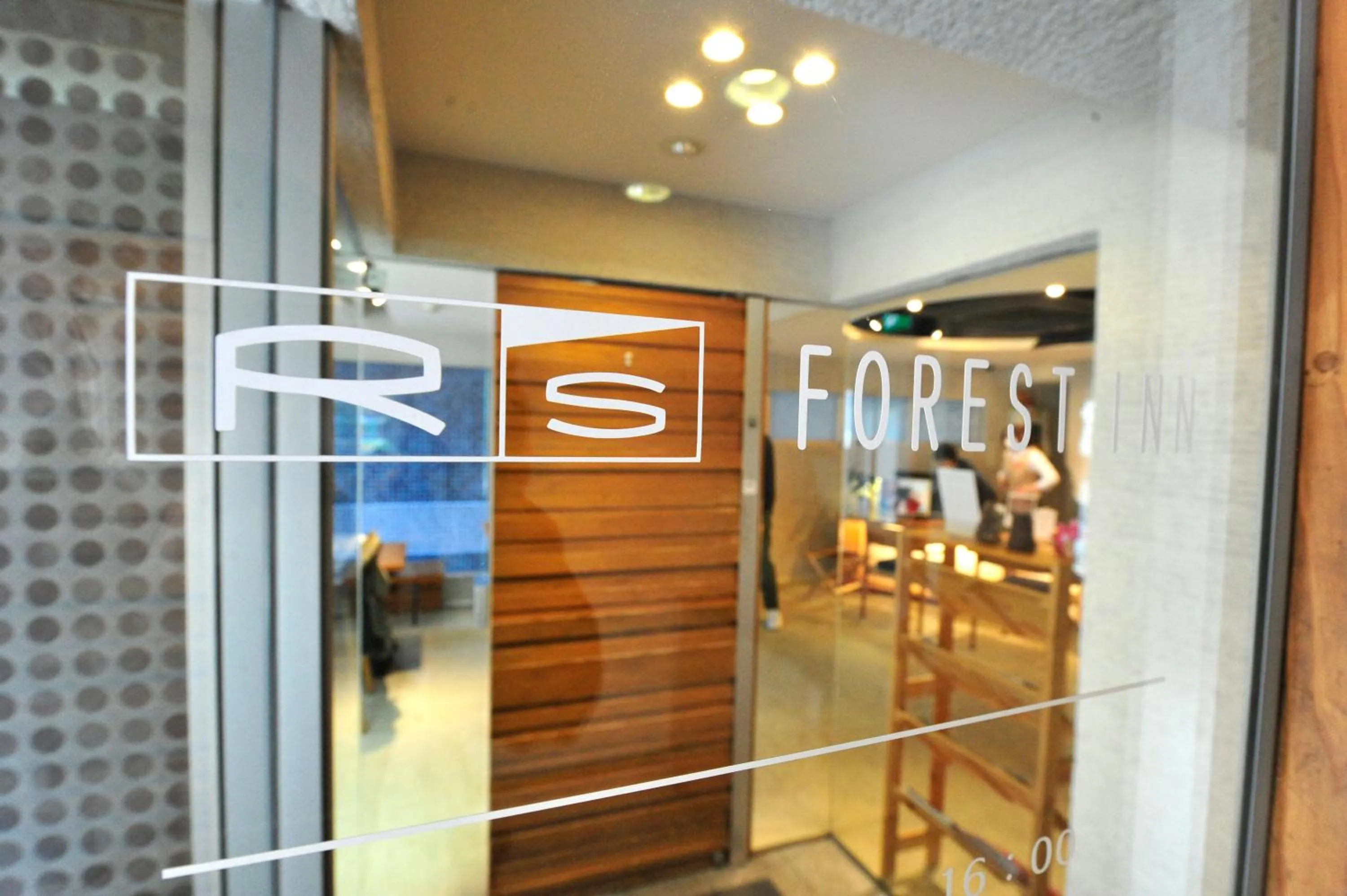 Facade/entrance in R's Forest Inn