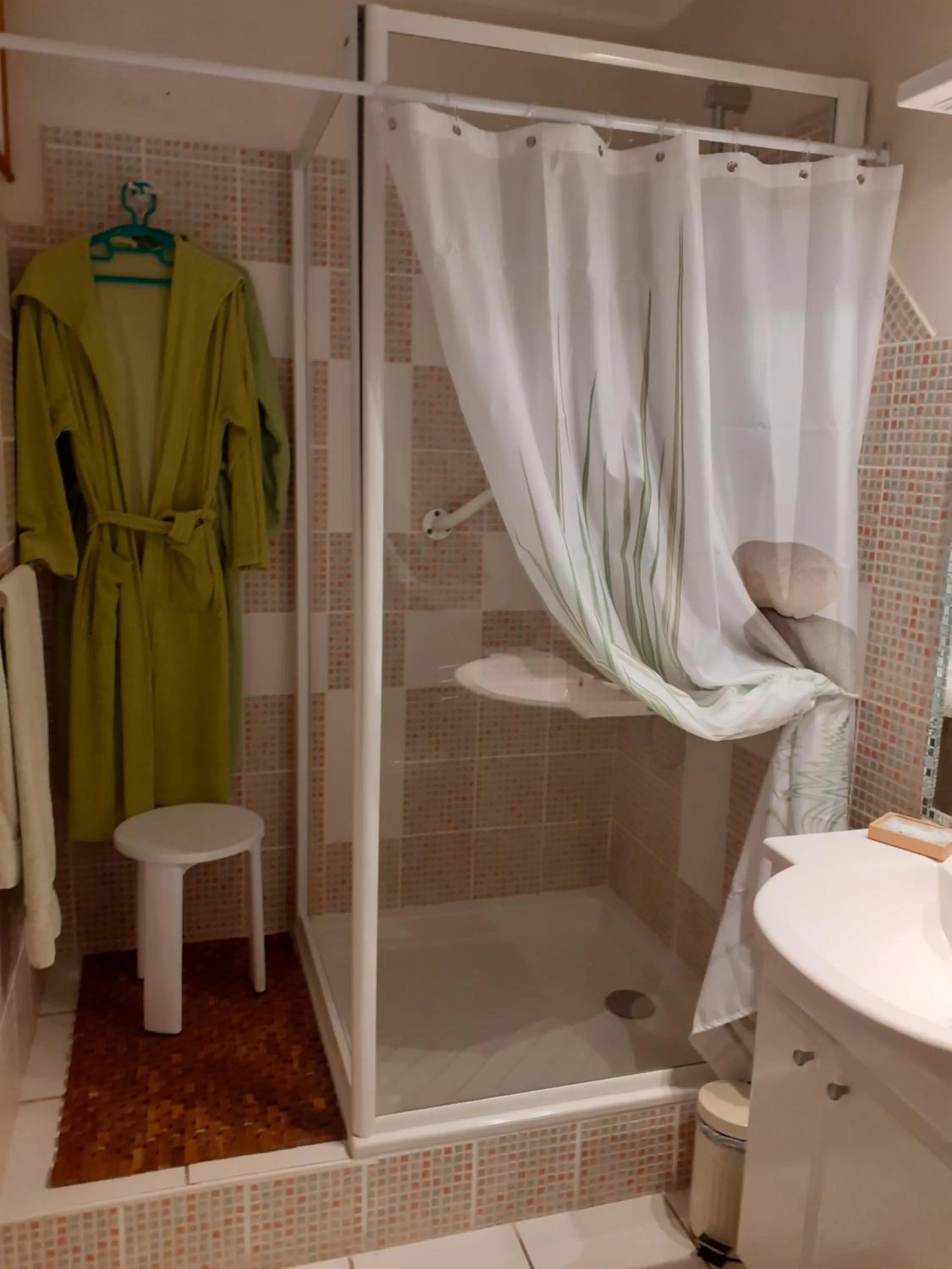 Shower in La Sylreine