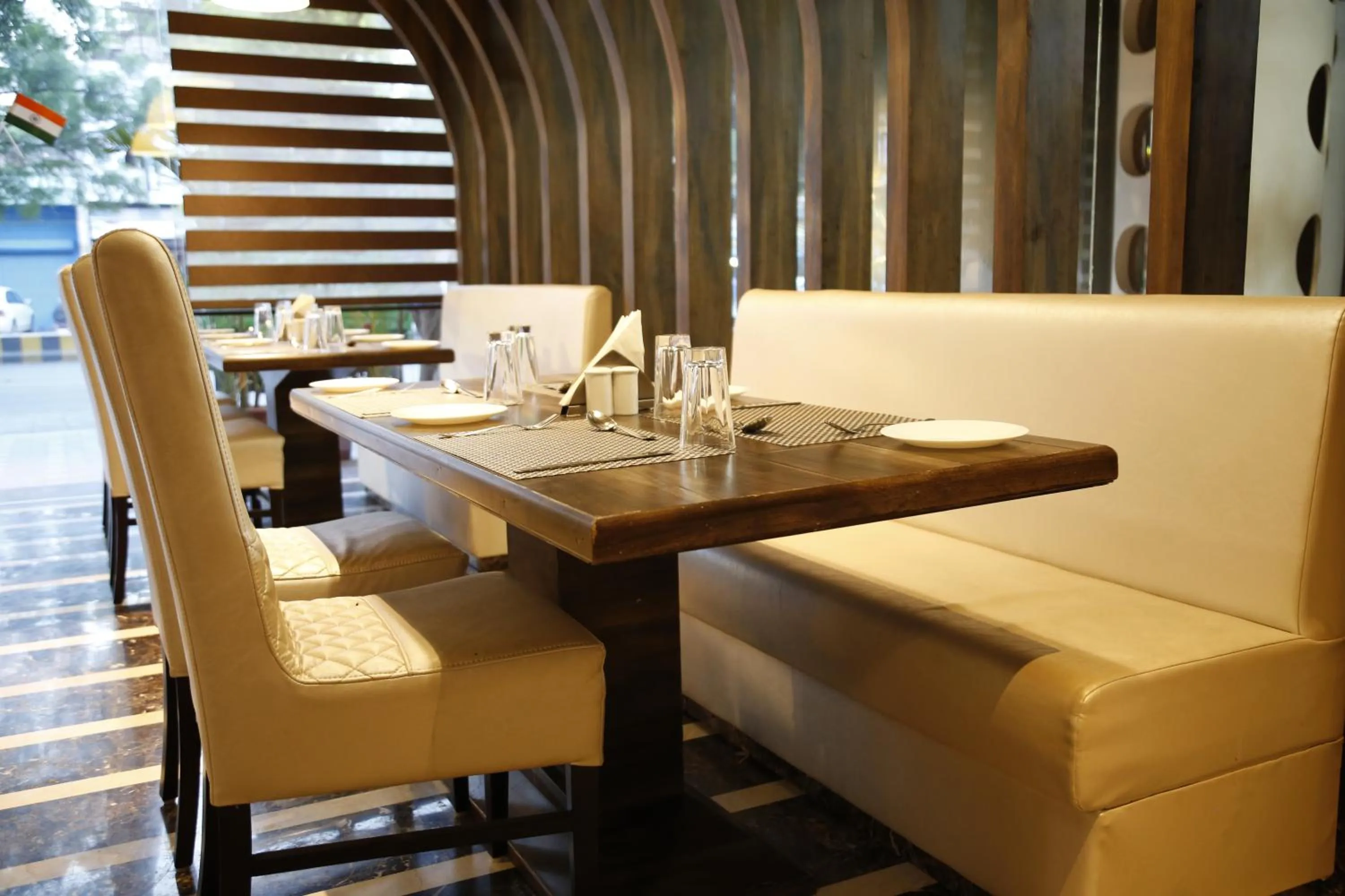 Restaurant/places to eat in Hotel Orange