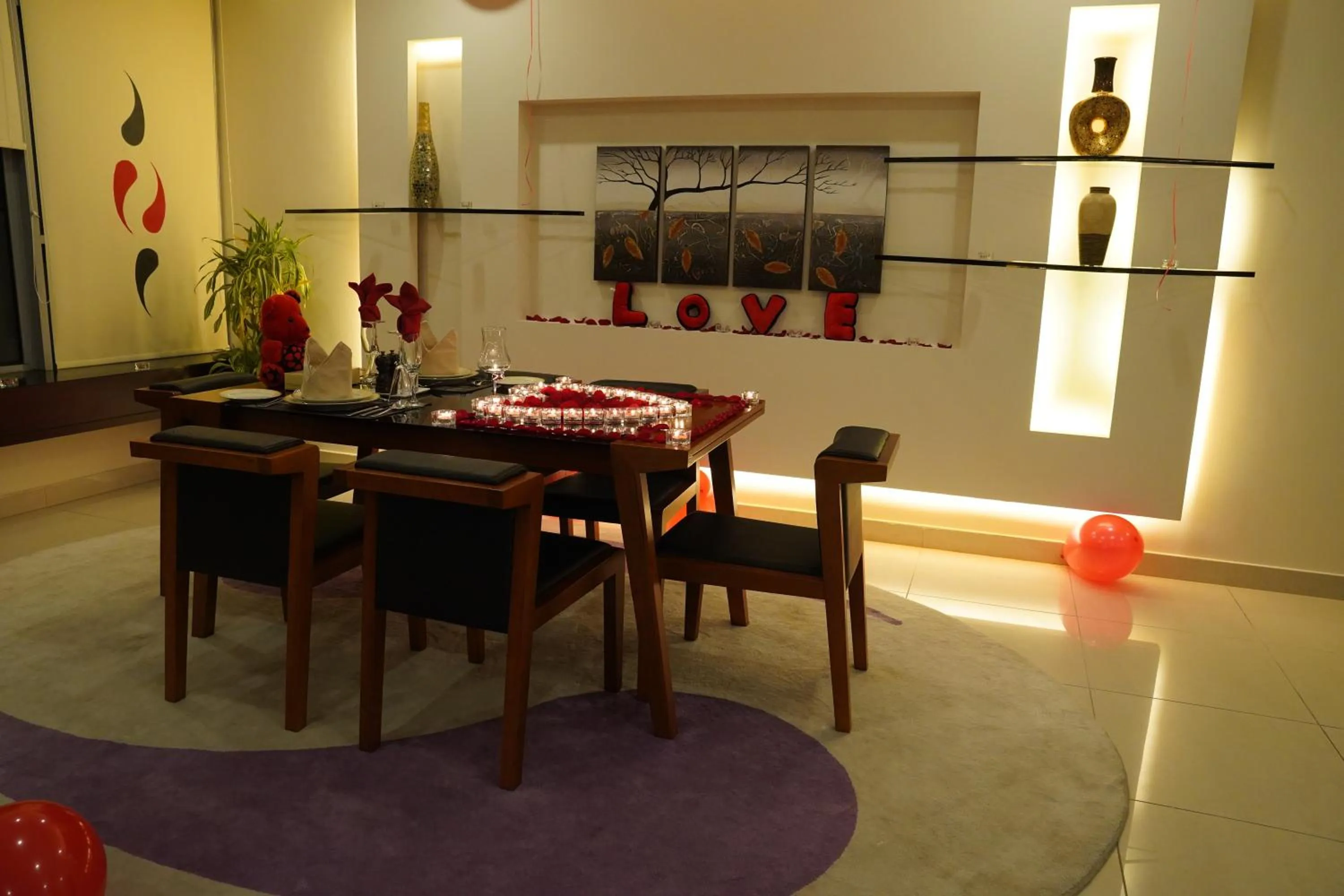 Dining area in Costa Del Sol Hotel by Arabian Link