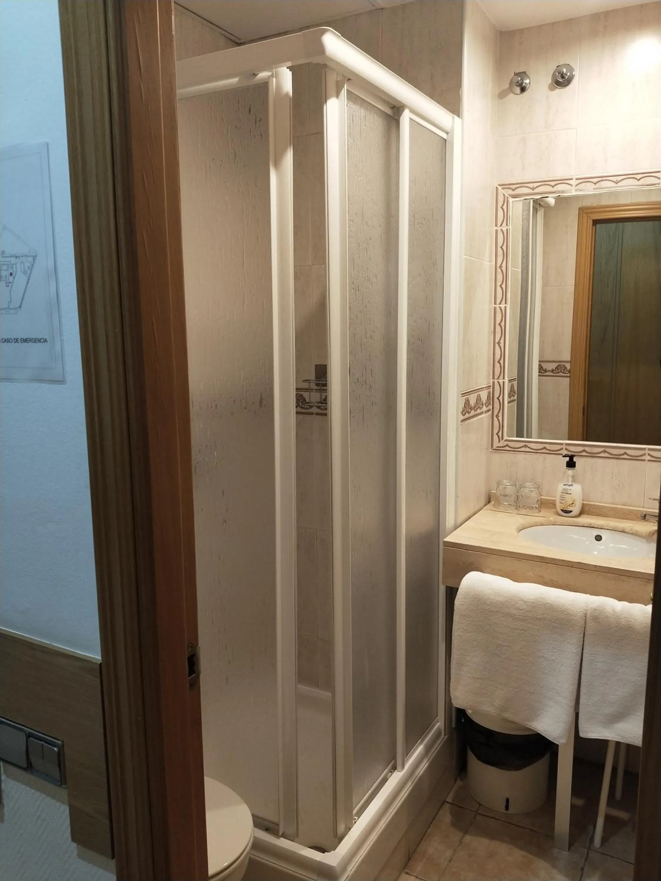 Shower in Hostal Maria Ronda