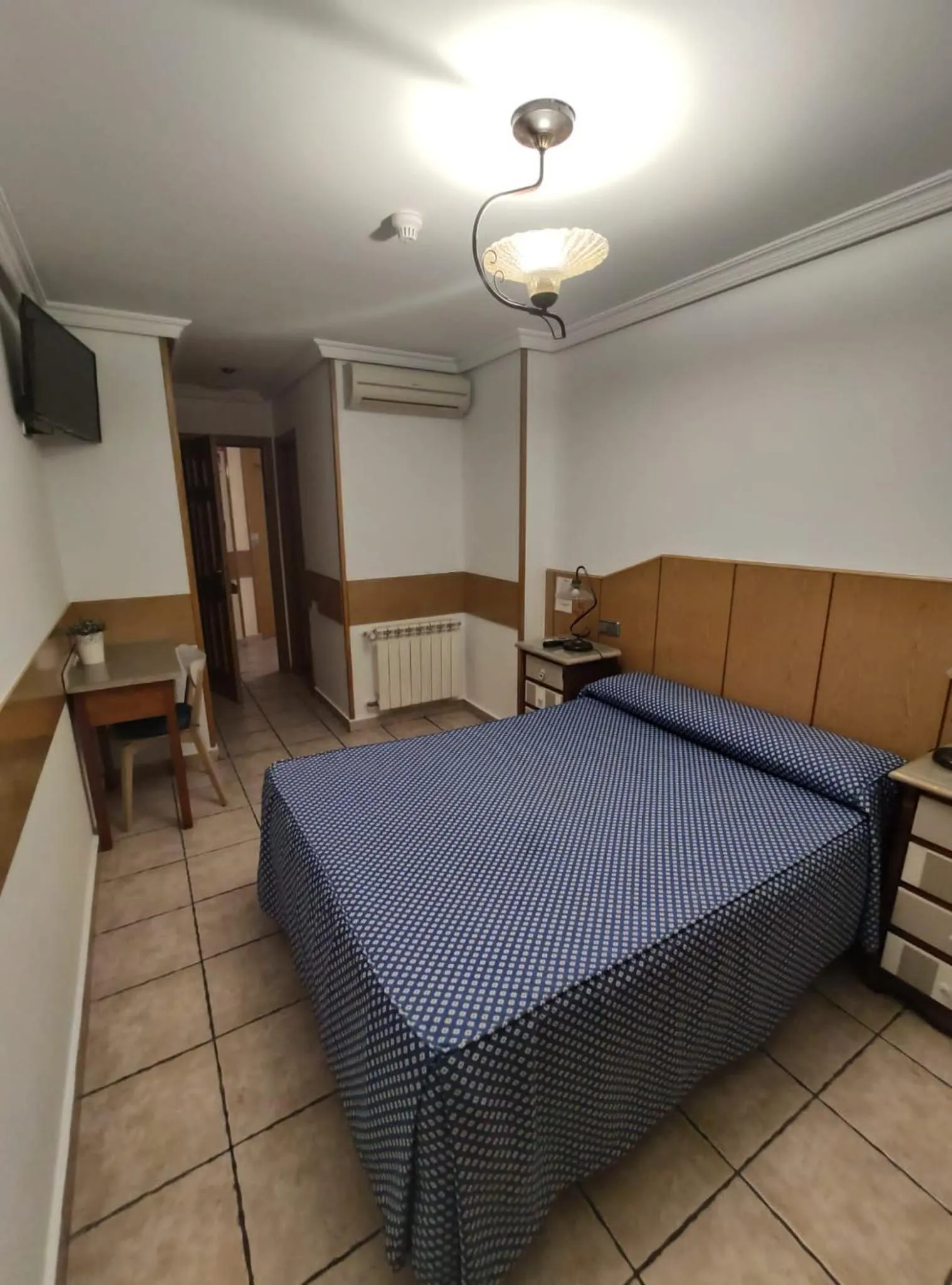 Bed in Hostal Maria Ronda