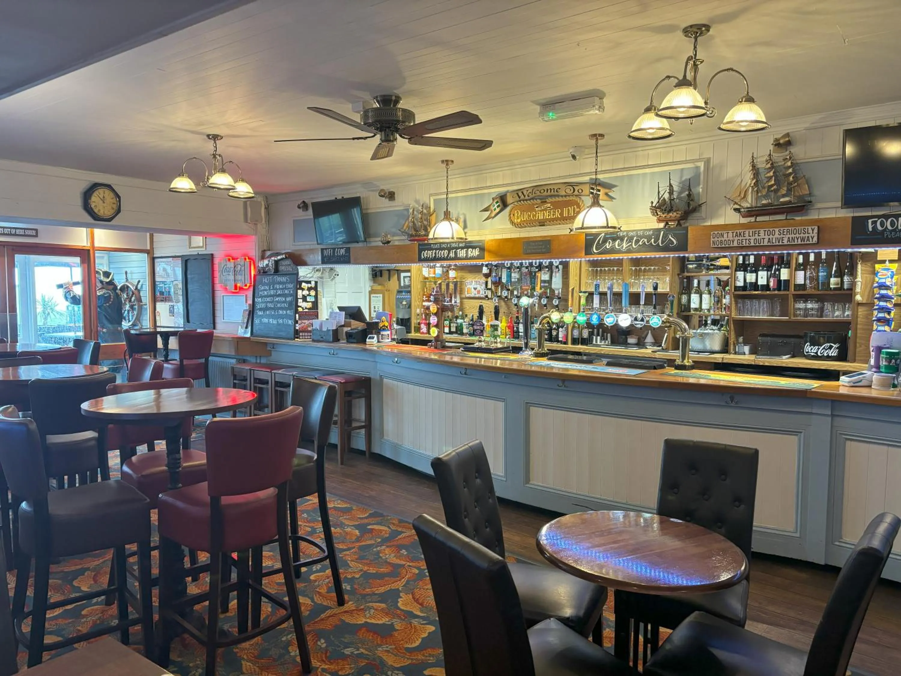 Lounge or bar in The Buccaneer Inn