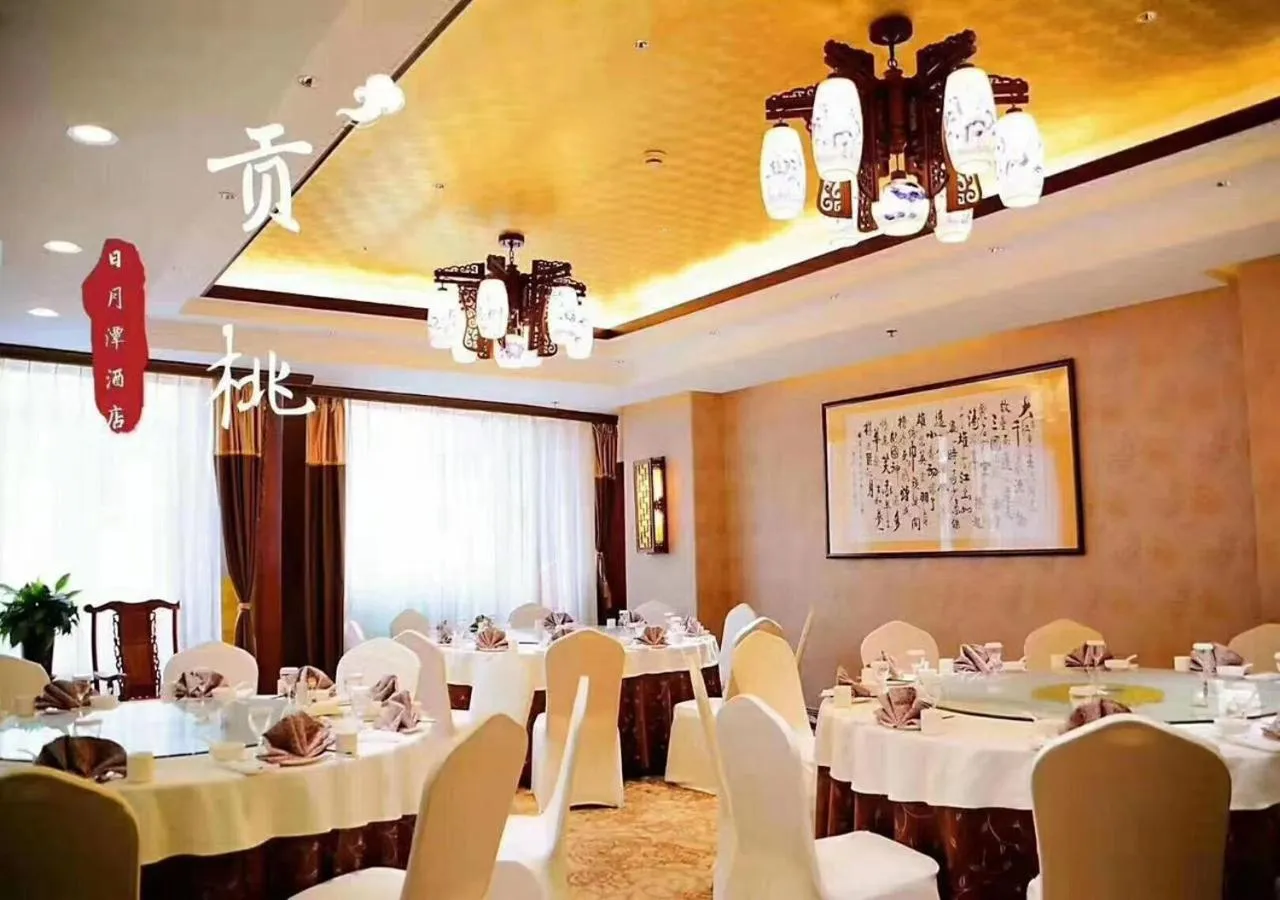 Restaurant/places to eat in Sun Moon Lake Hotel Dalian大连火车站店