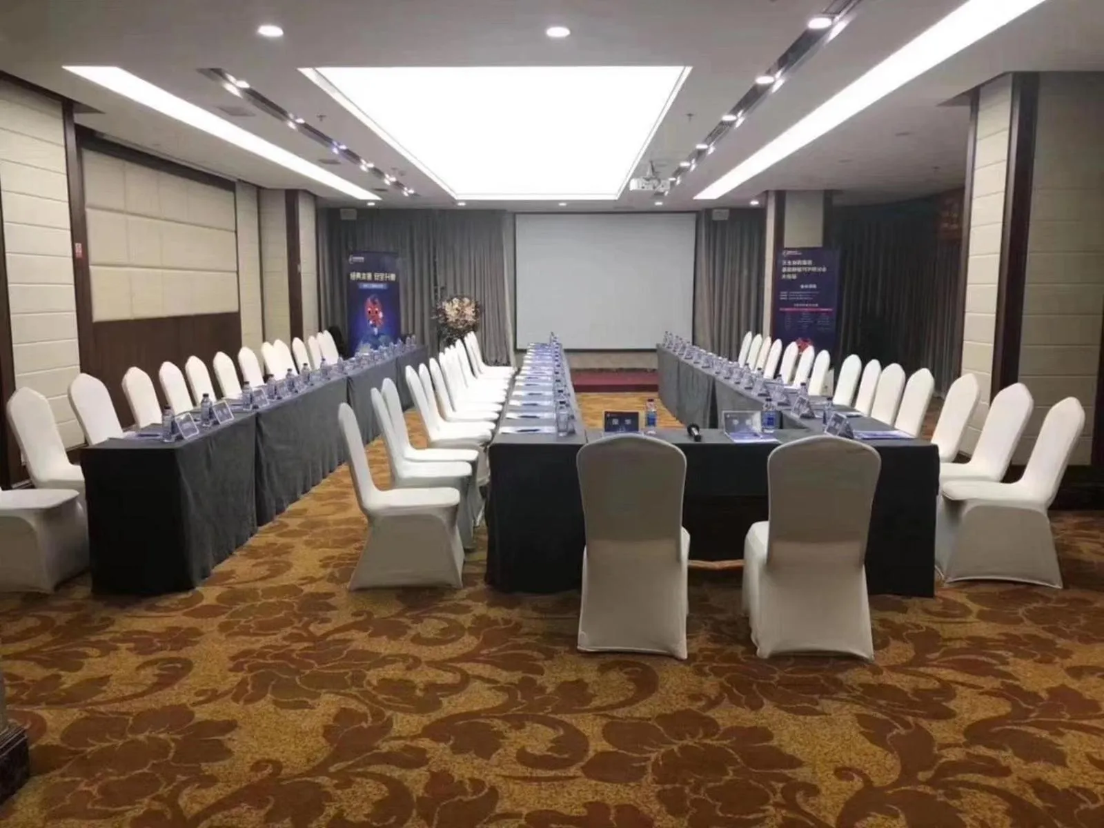 Meeting/conference room in Sun Moon Lake Hotel Dalian大连火车站店