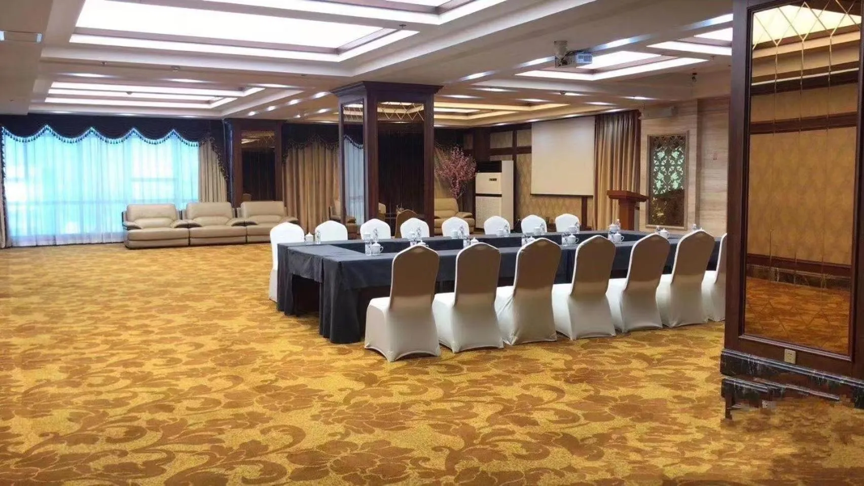 Meeting/conference room in Sun Moon Lake Hotel Dalian大连火车站店