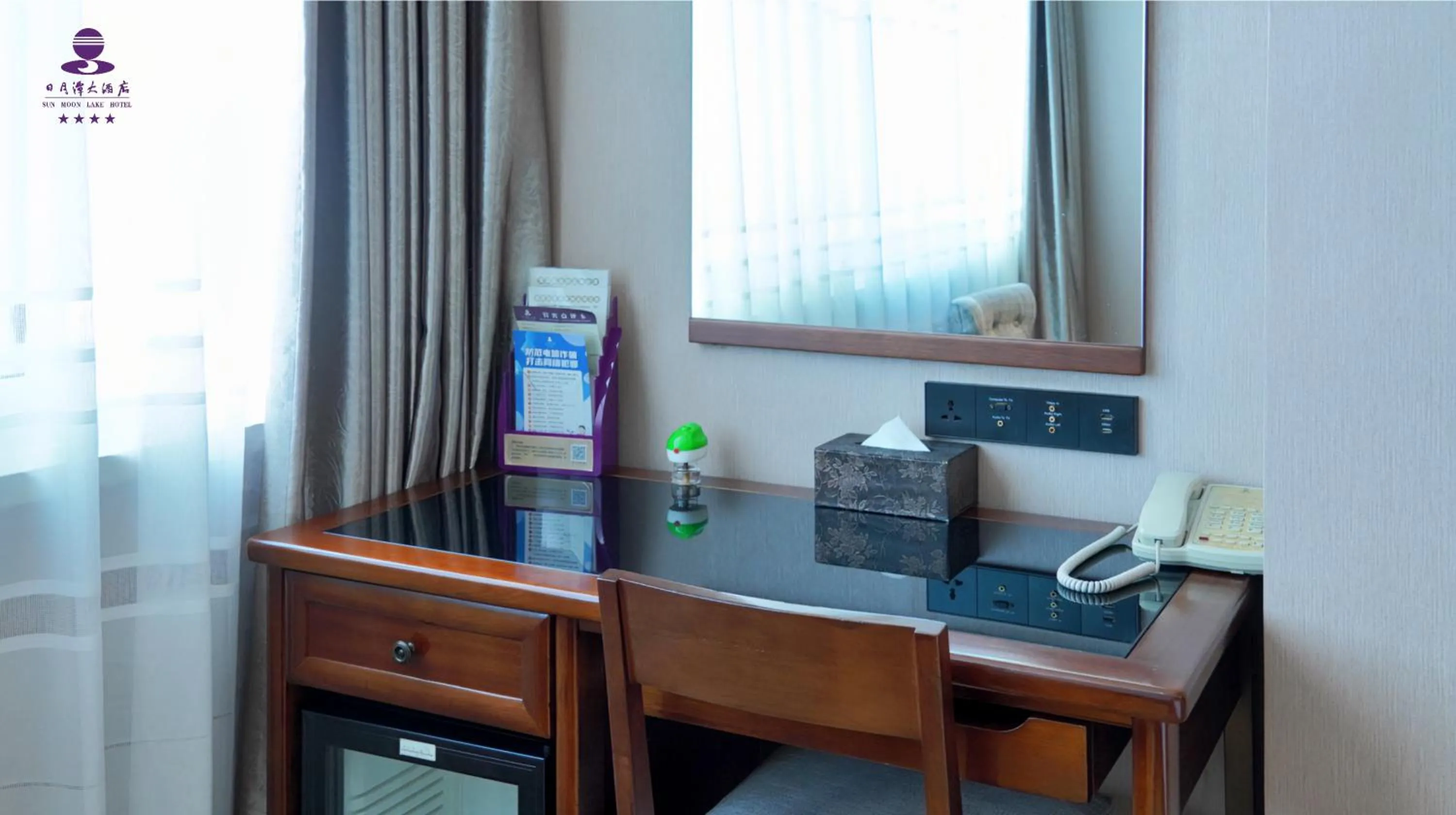 hair dresser in Sun Moon Lake Hotel Dalian大连火车站店