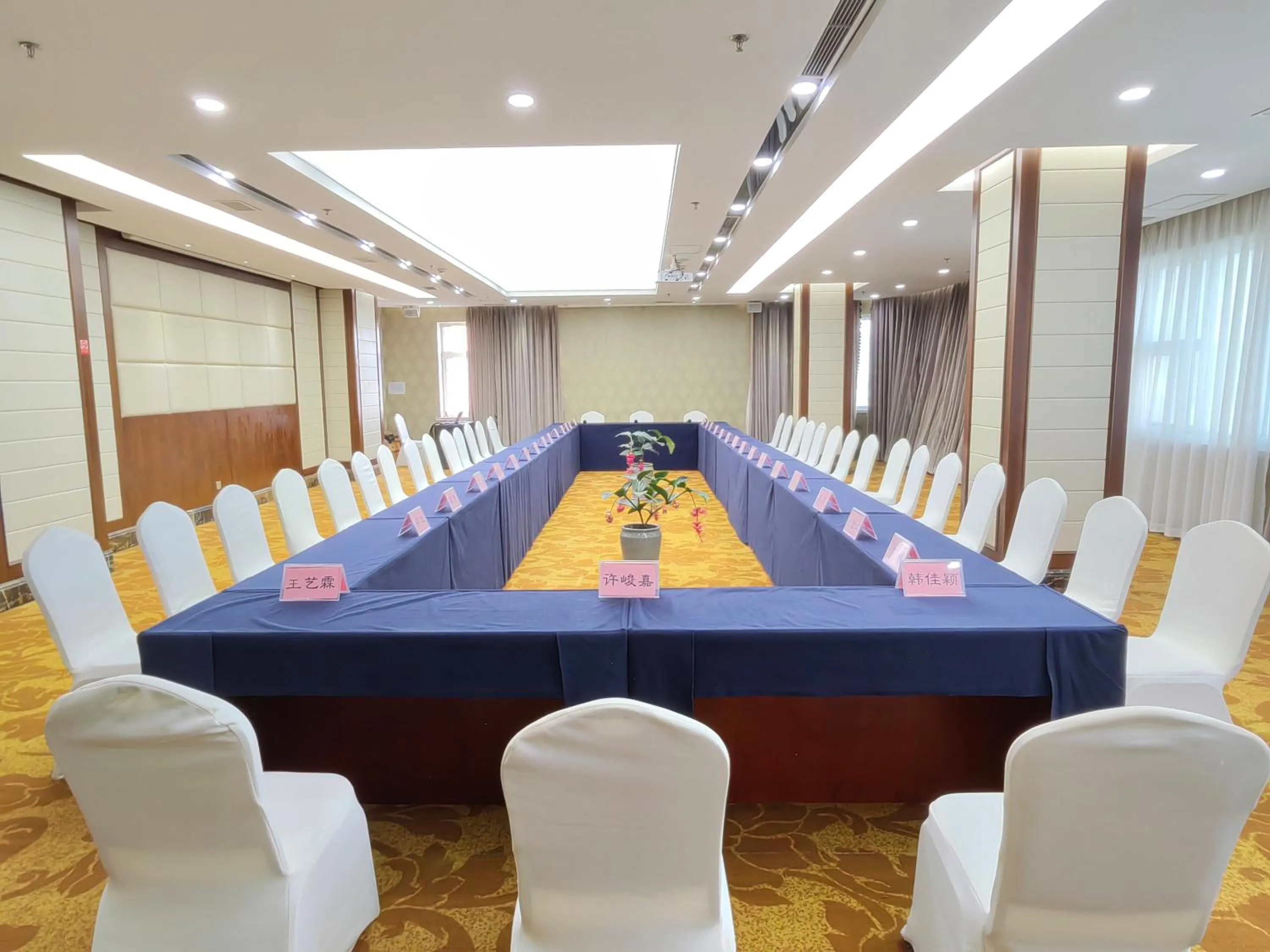 Meeting/conference room in Sun Moon Lake Hotel Dalian大连火车站店