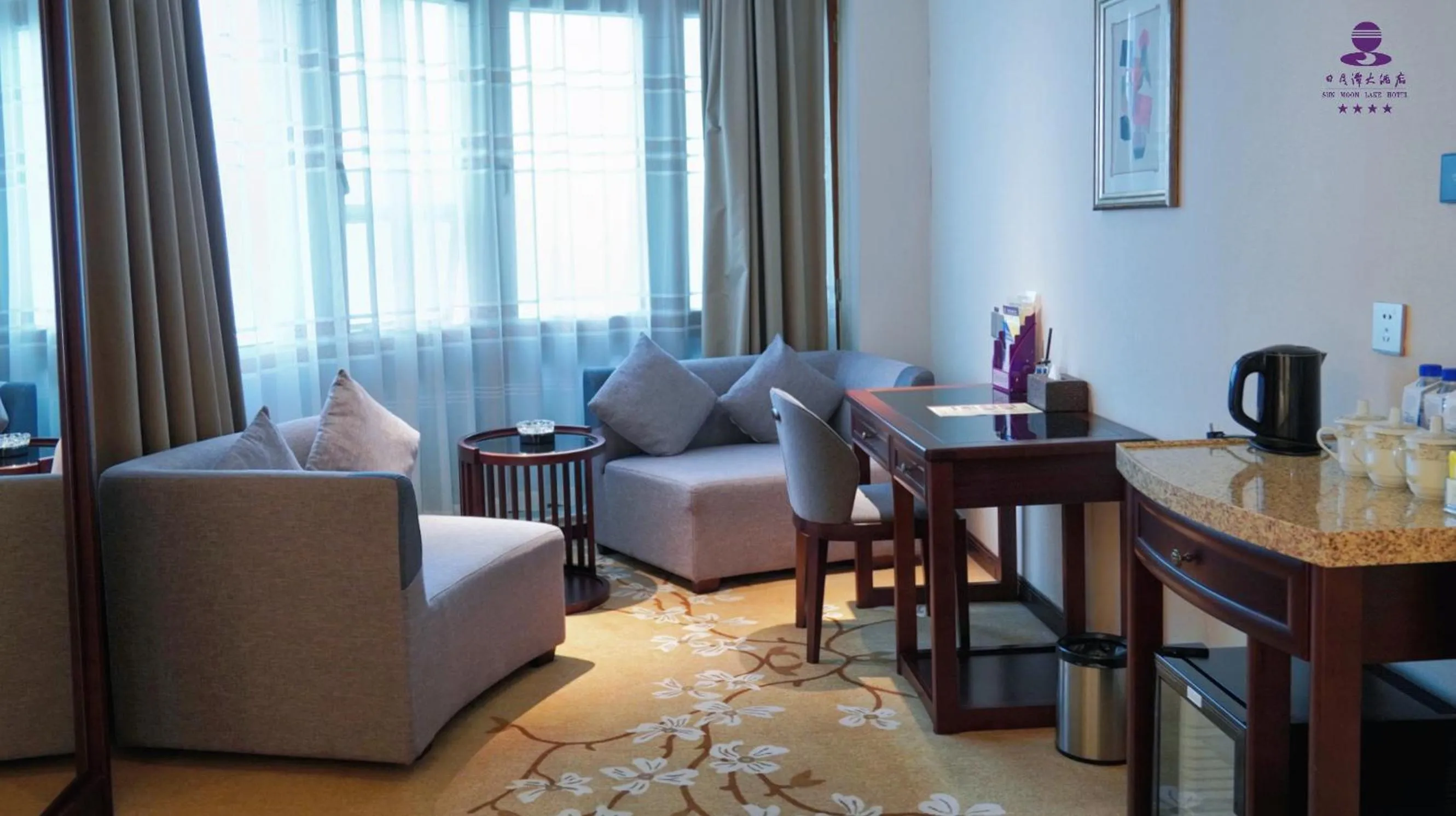 Seating area in Sun Moon Lake Hotel Dalian大连火车站店