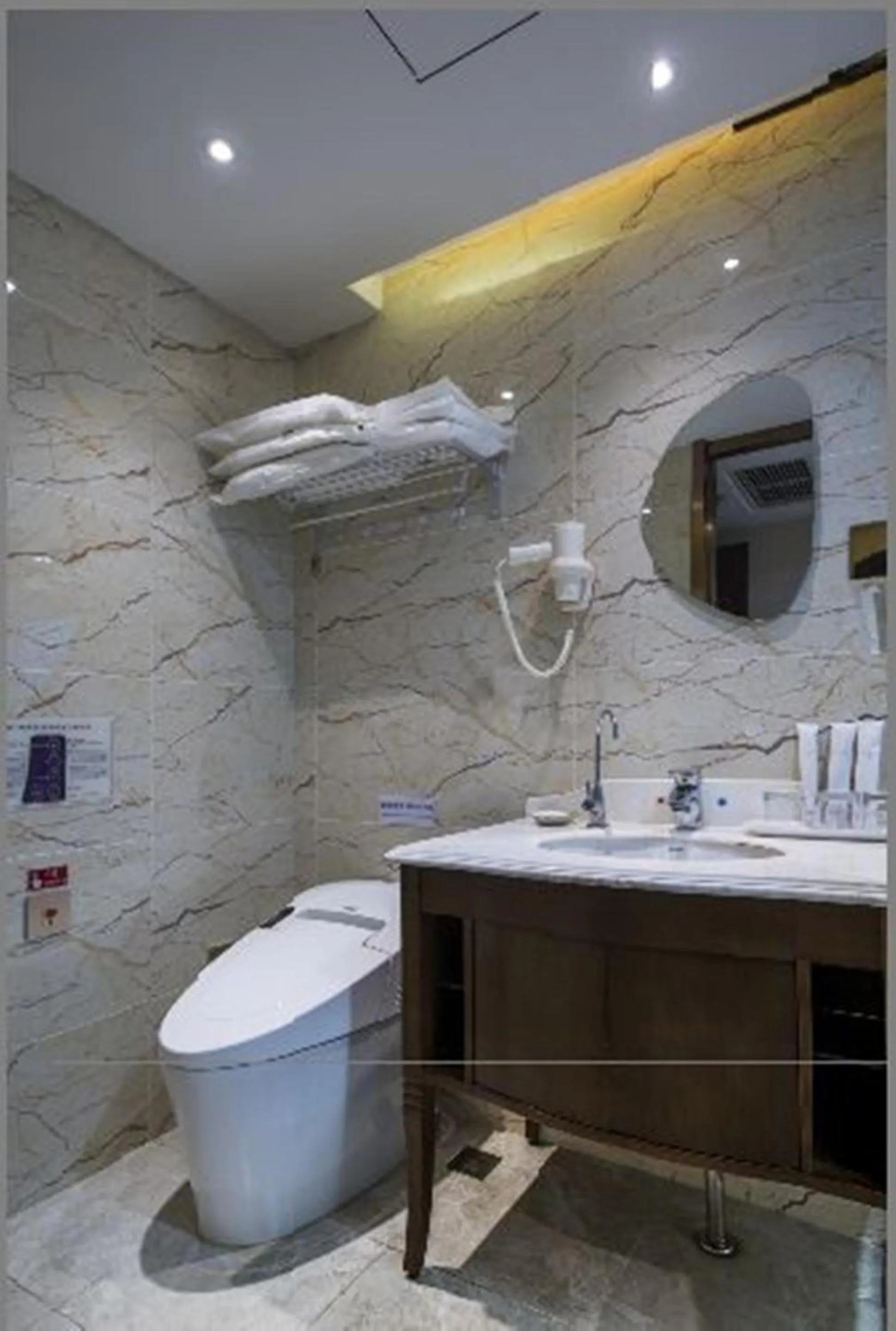 Toilet in Sun Moon Lake Hotel Dalian大连火车站店