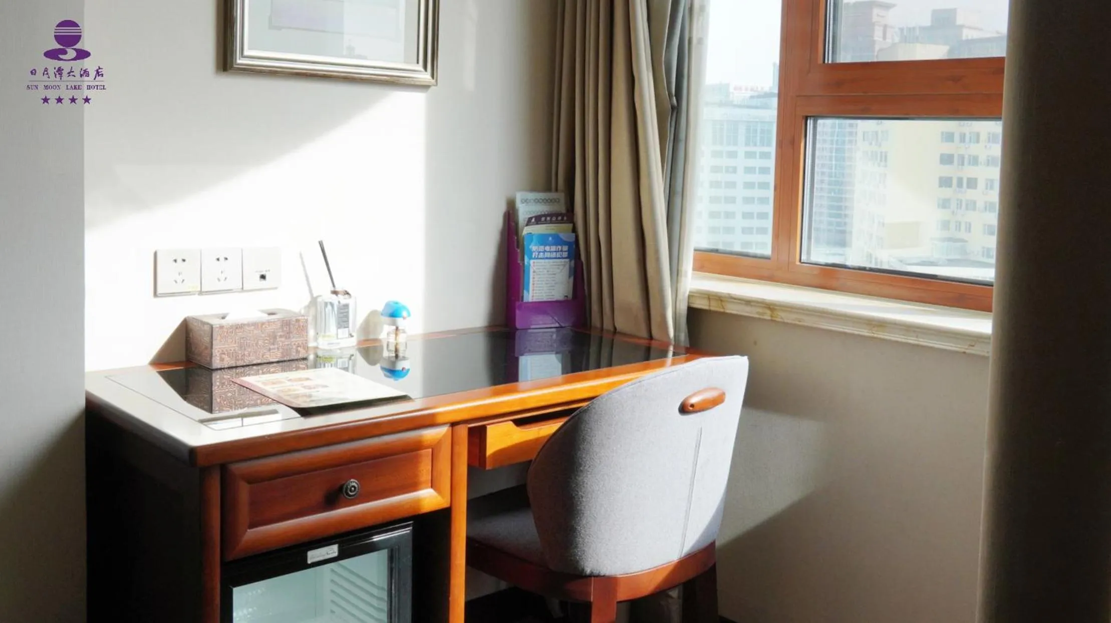 Seating area in Sun Moon Lake Hotel Dalian大连火车站店