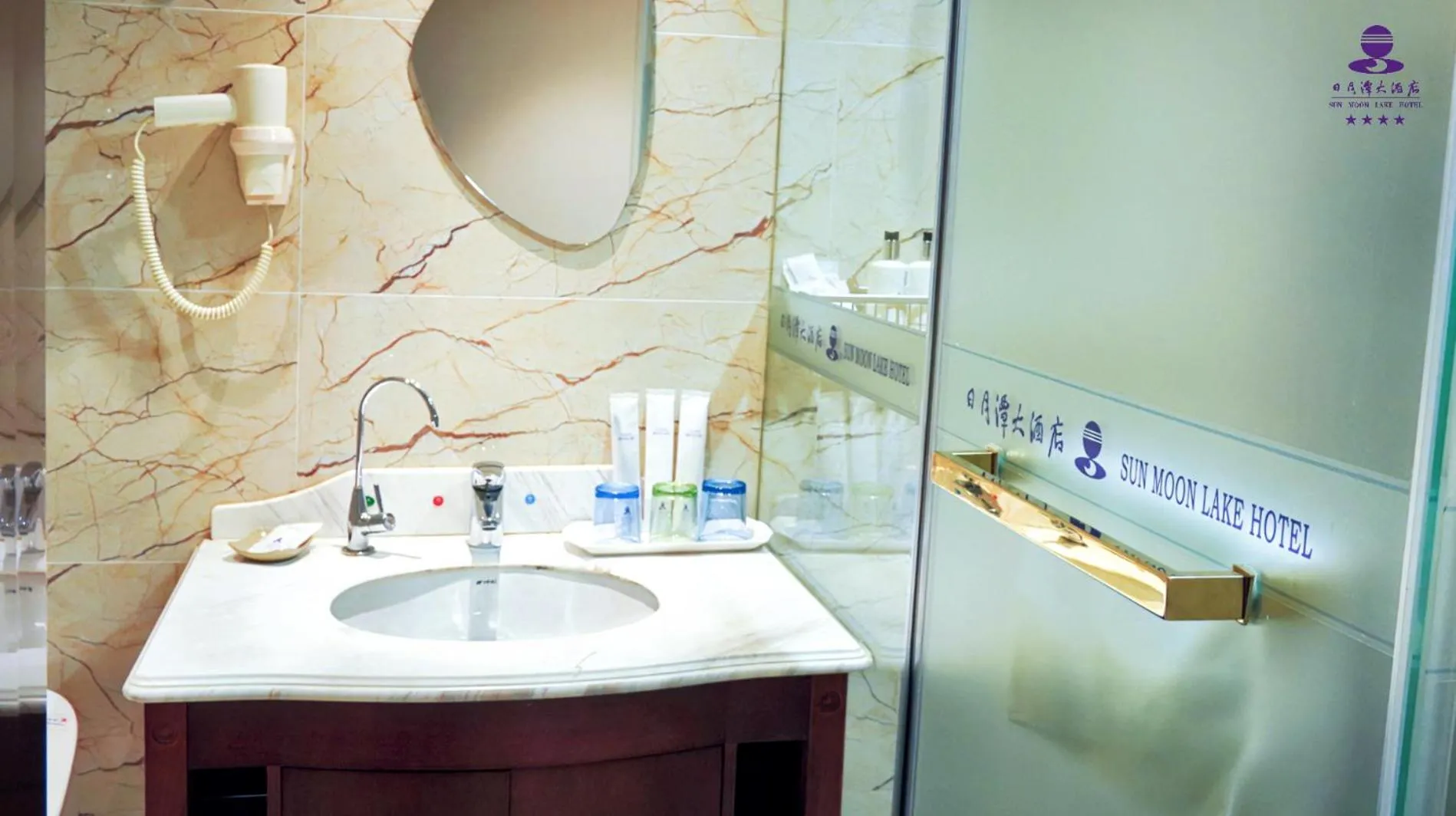 Bathroom in Sun Moon Lake Hotel Dalian大连火车站店