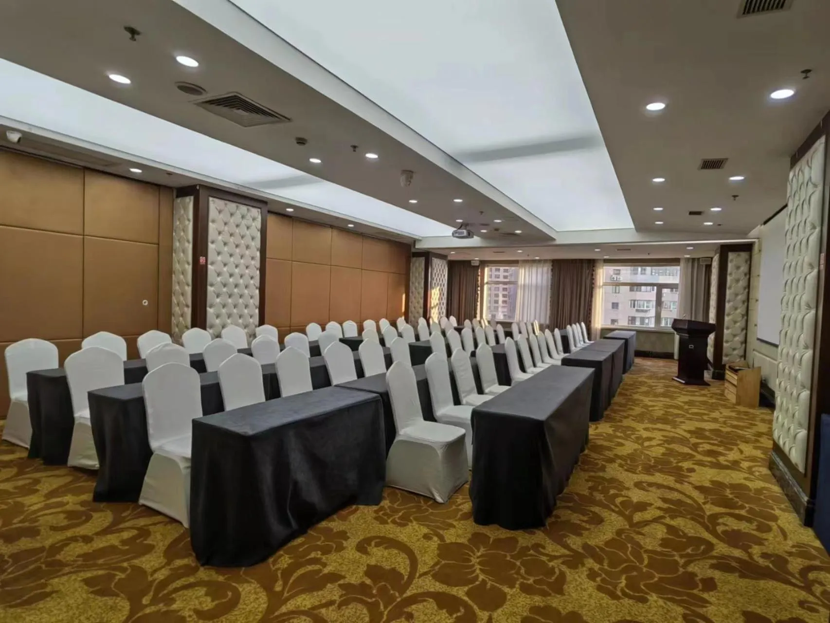 Meeting/conference room in Sun Moon Lake Hotel Dalian大连火车站店