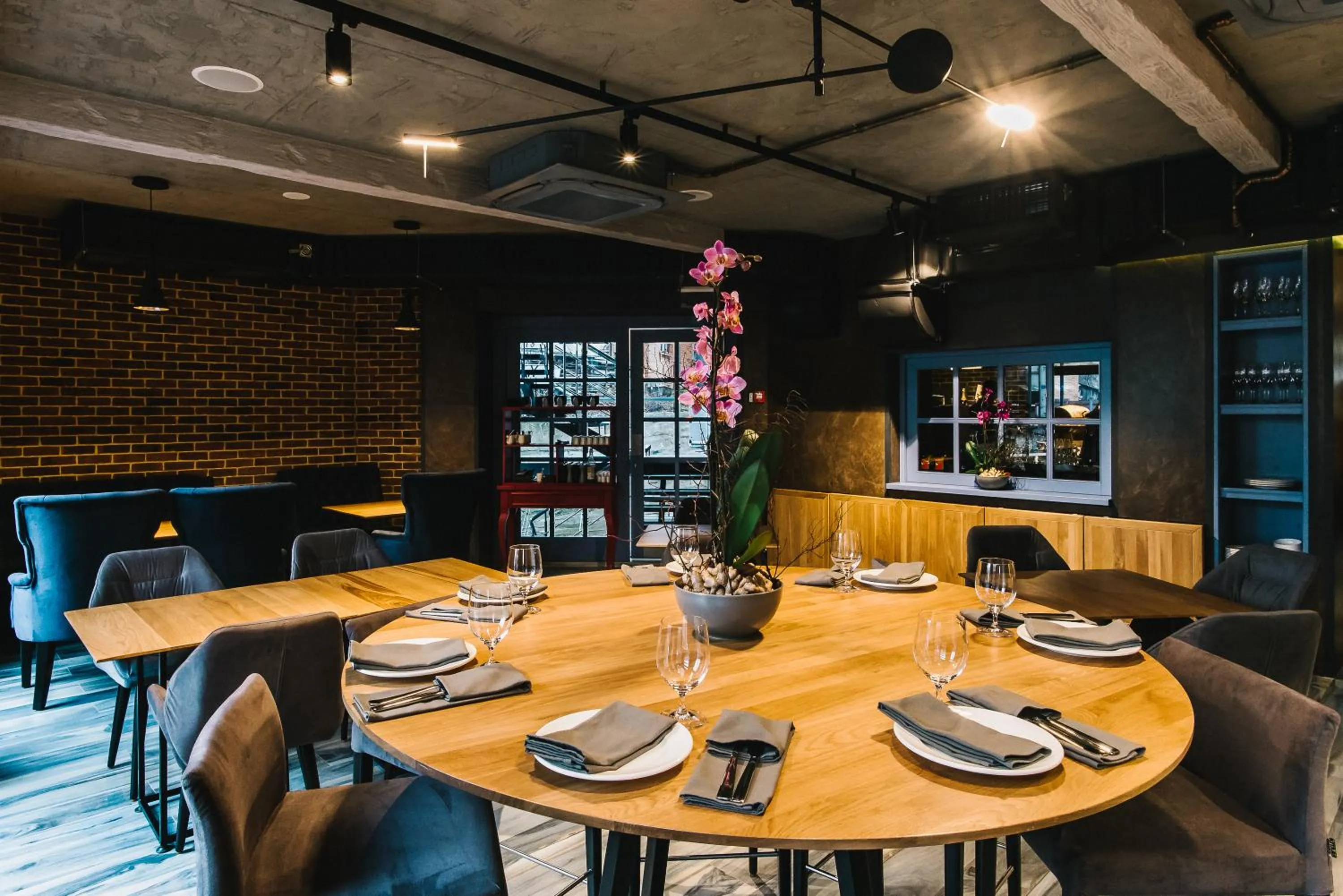 Restaurant/places to eat in Noble Boutique Hotel