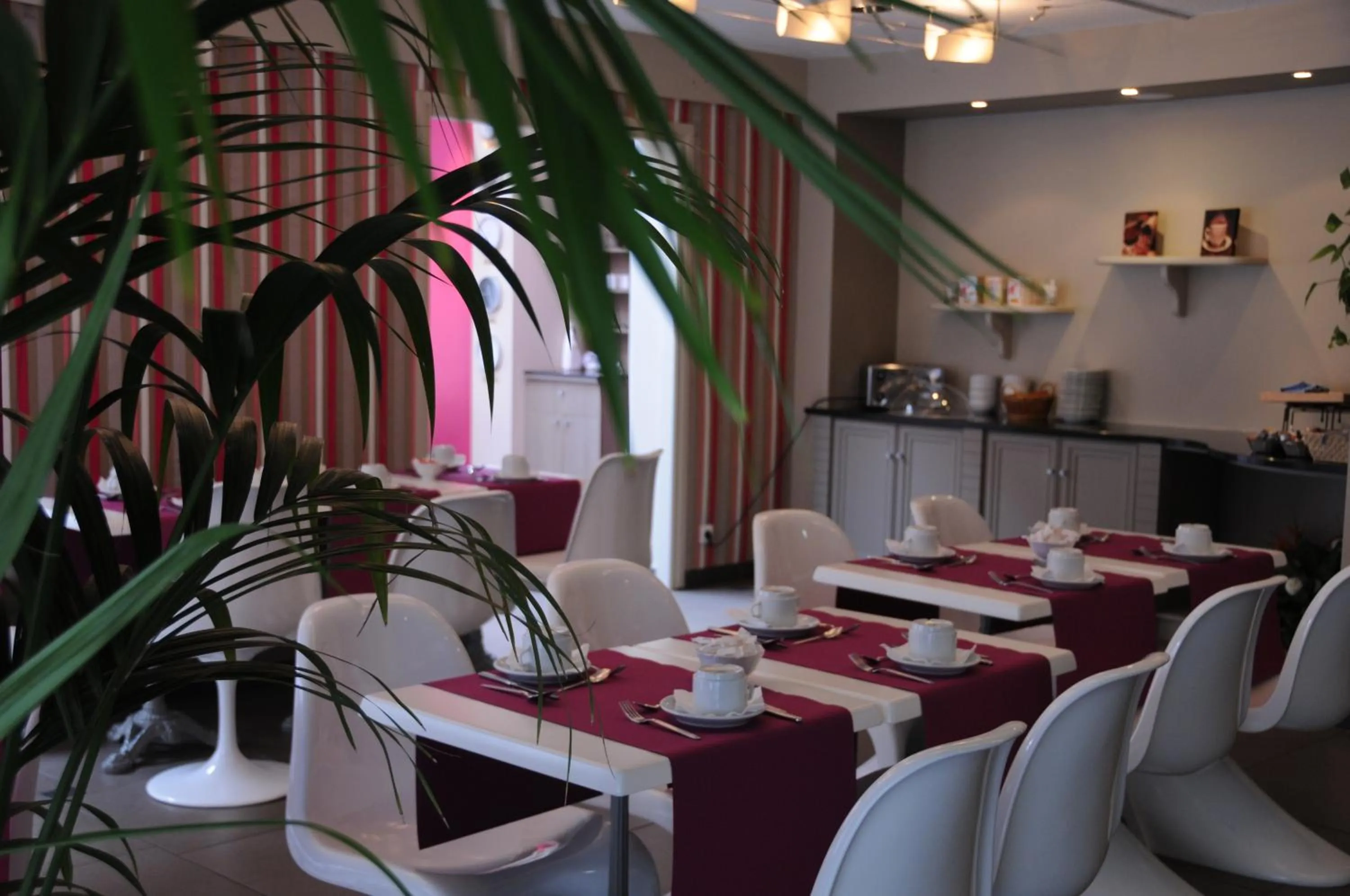 Restaurant/places to eat in Servotel Castagniers