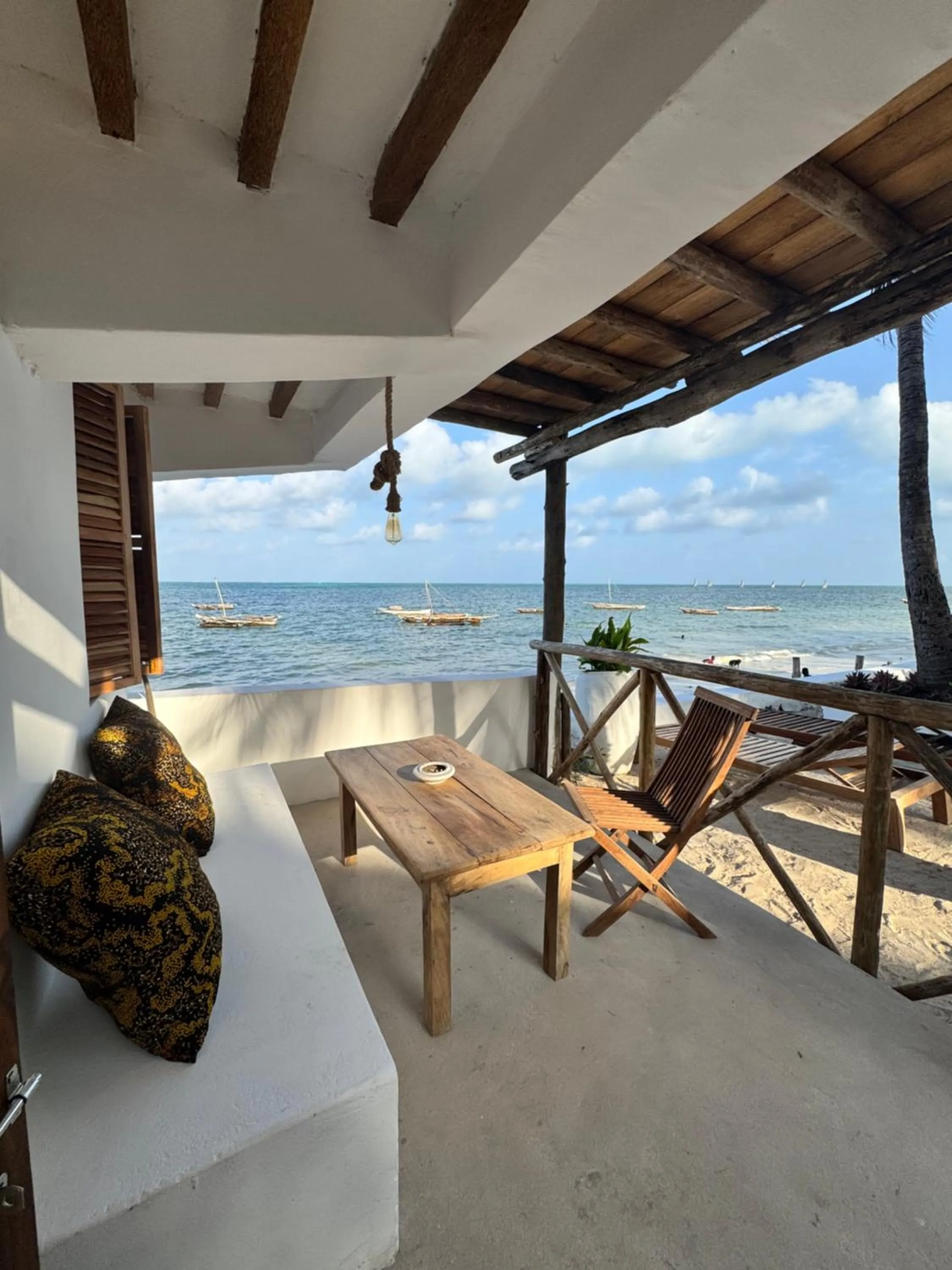 Day in Mango Beach House