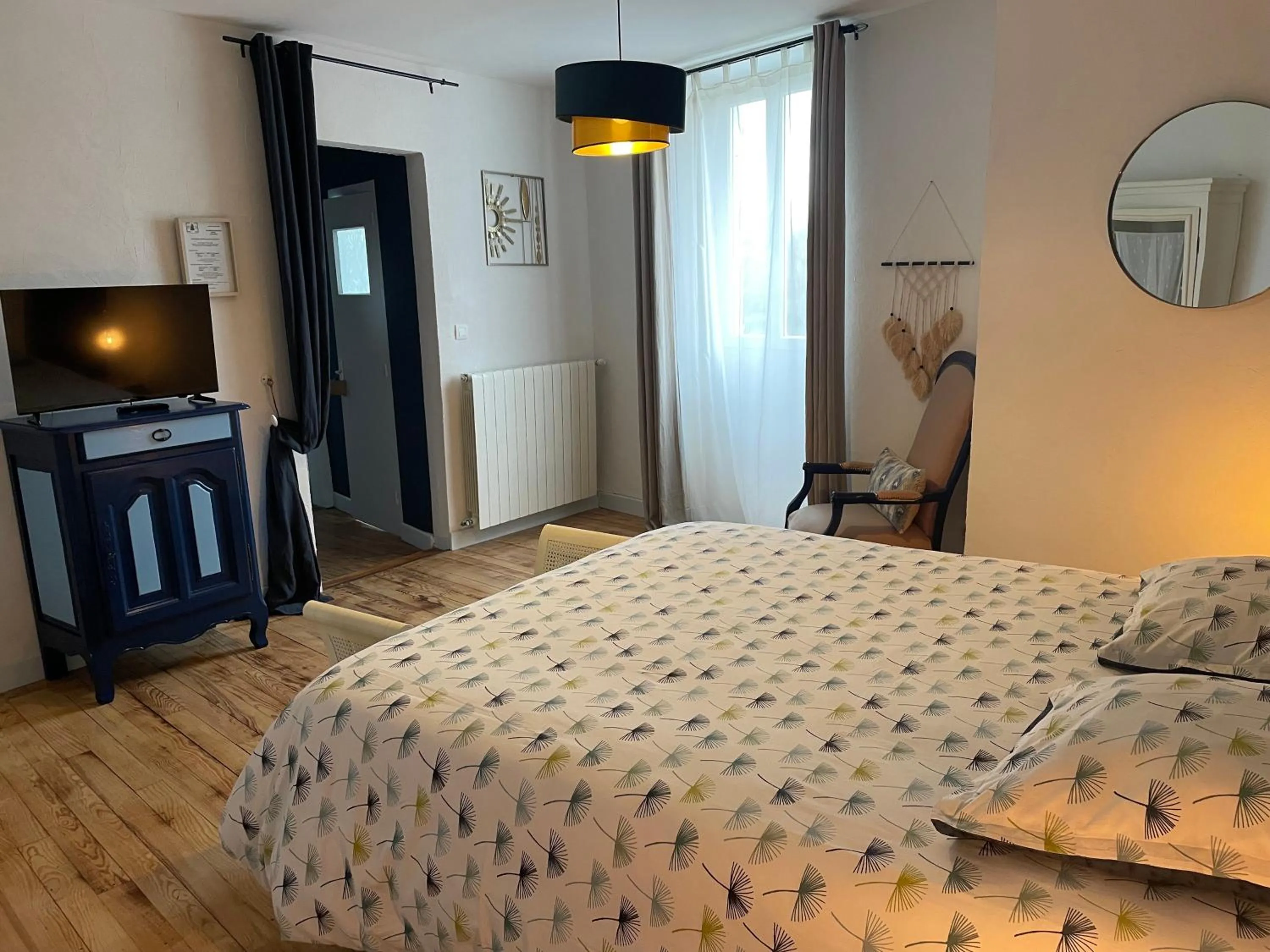 Garden view, TV/Entertainment Center in Chambre d'Hôtes La Cour des Saligues