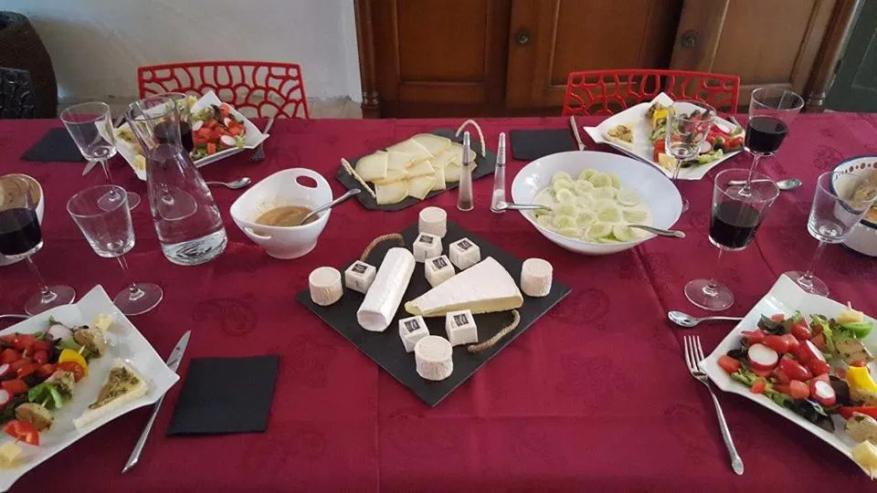 Dining area in Chambre d'Hôtes La Cour des Saligues