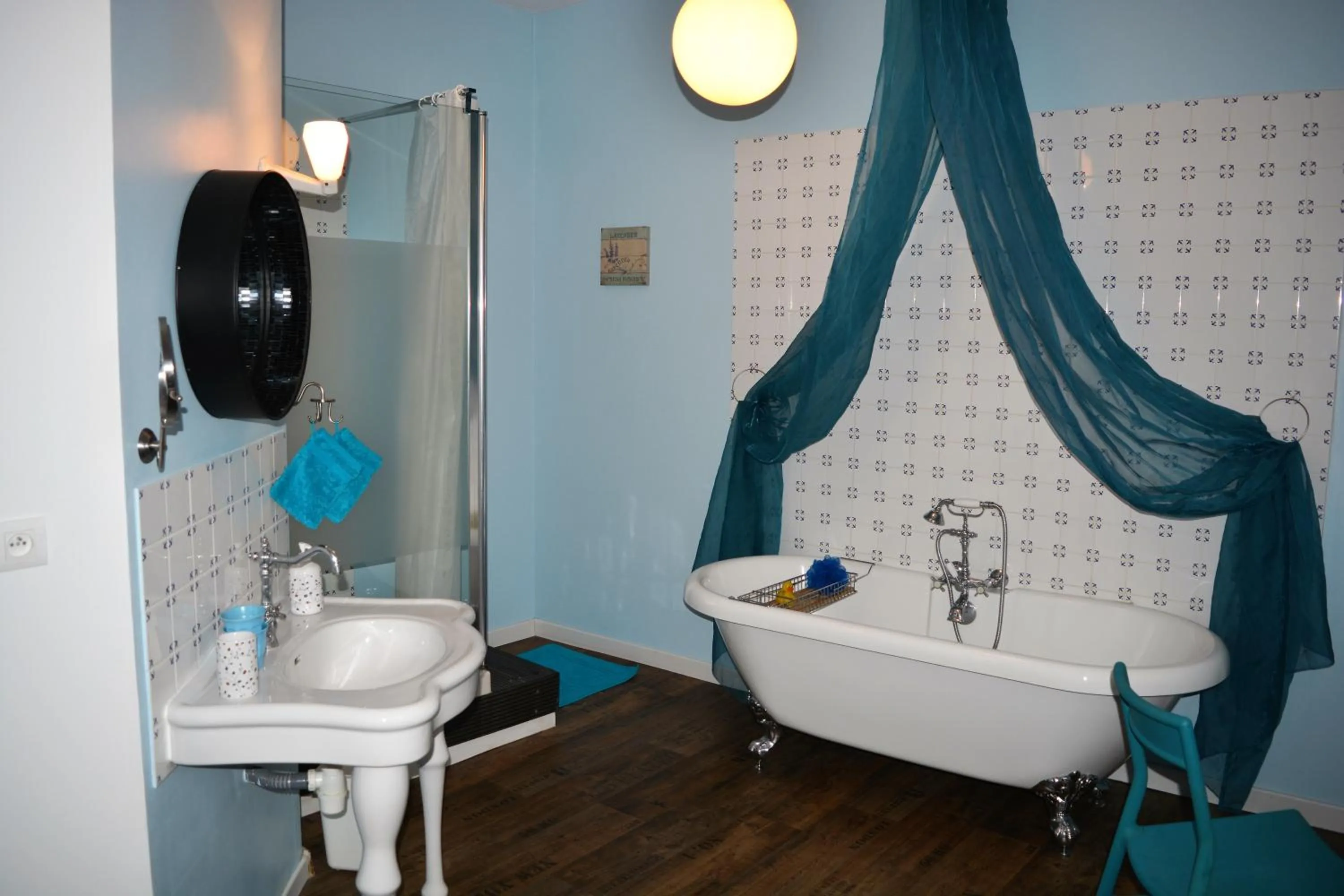 Bathroom in Chambre d'Hôtes La Cour des Saligues