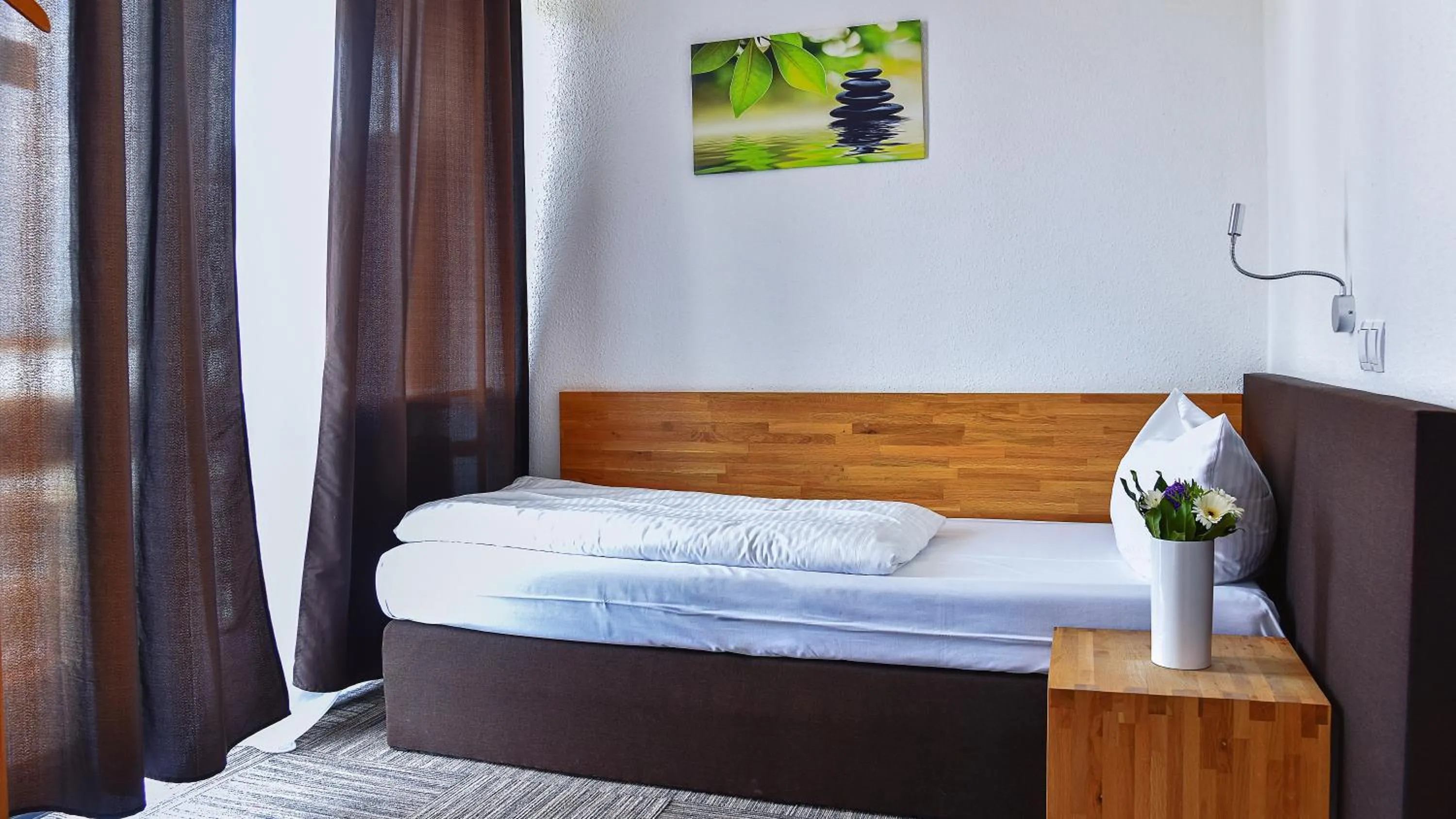 Photo of the whole room in Hotel Mainbogen