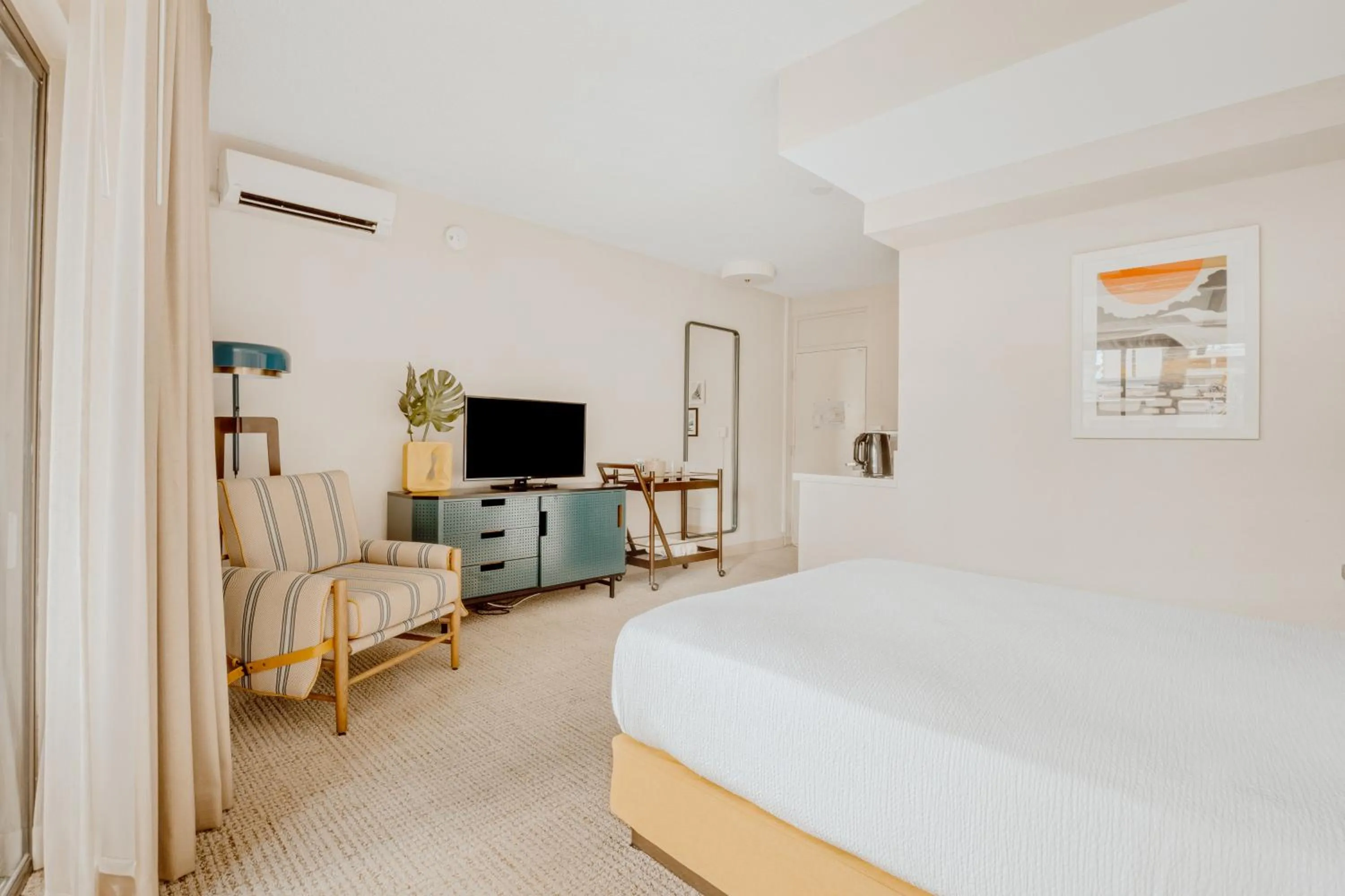 Photo of the whole room, Bed in White Sands Hotel