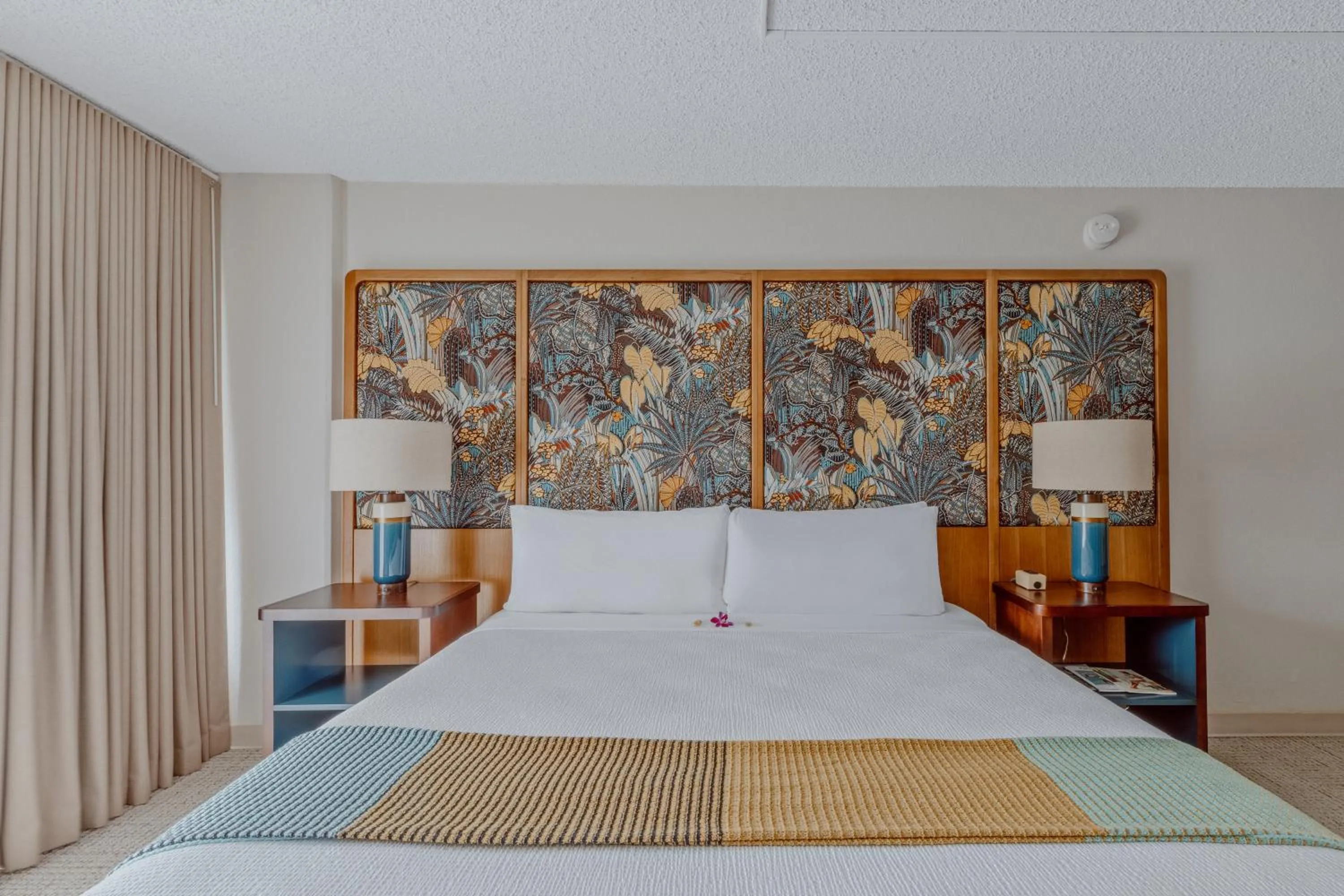 Bedroom, Bed in White Sands Hotel