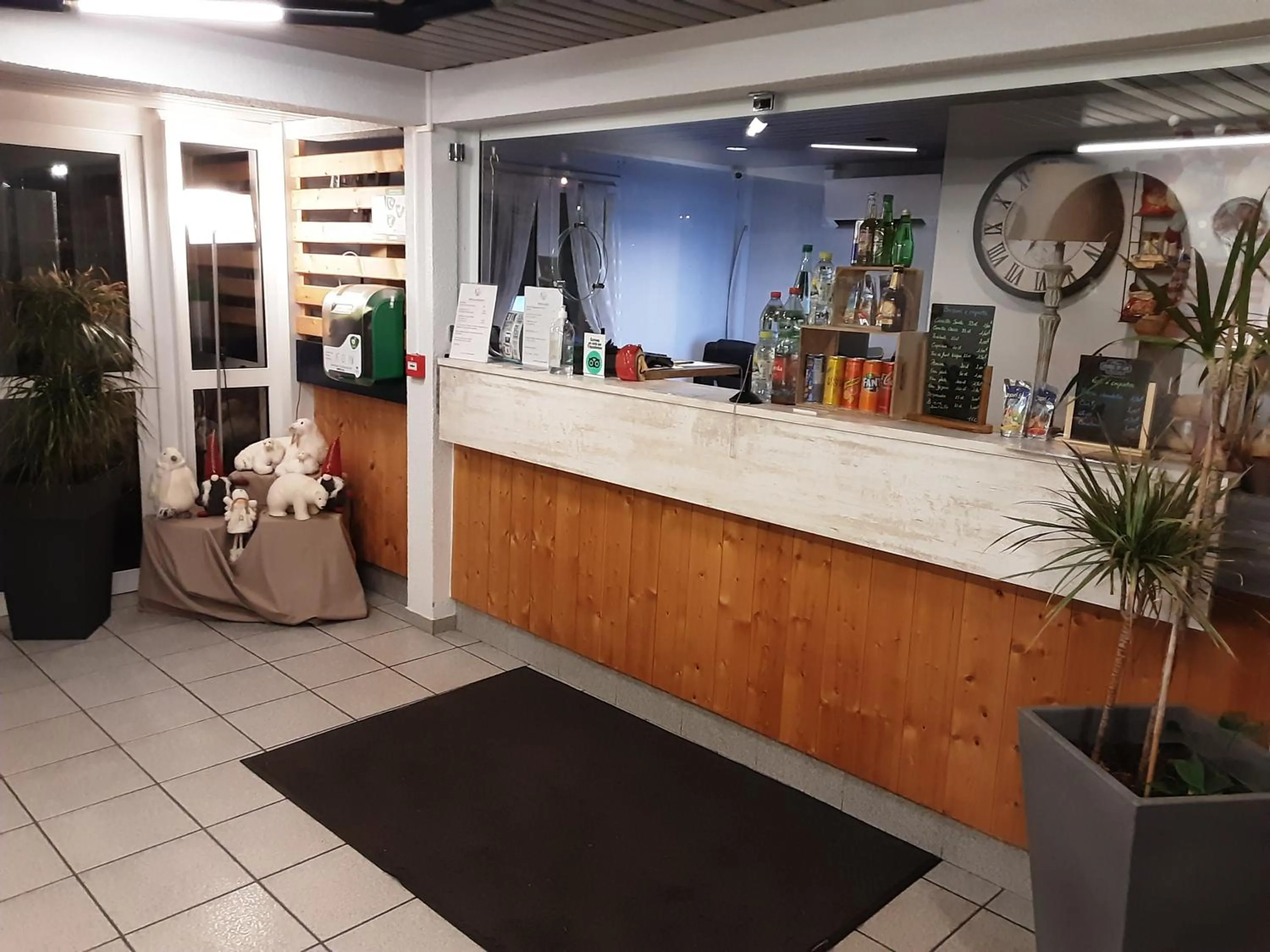 Lobby or reception in Hôtel Acacia Nancy sud Lunéville