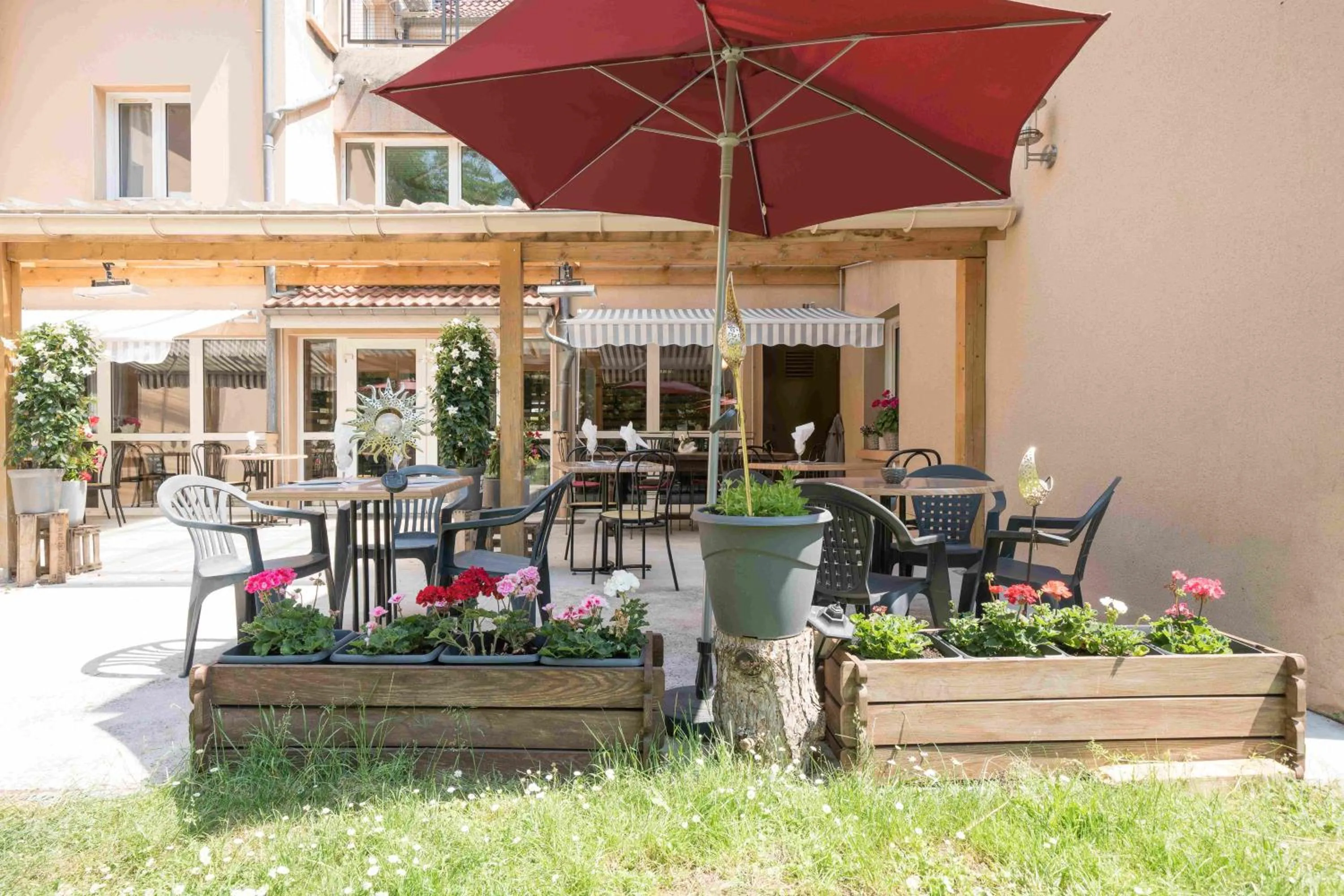 Patio in Hôtel Acacia Nancy sud Lunéville