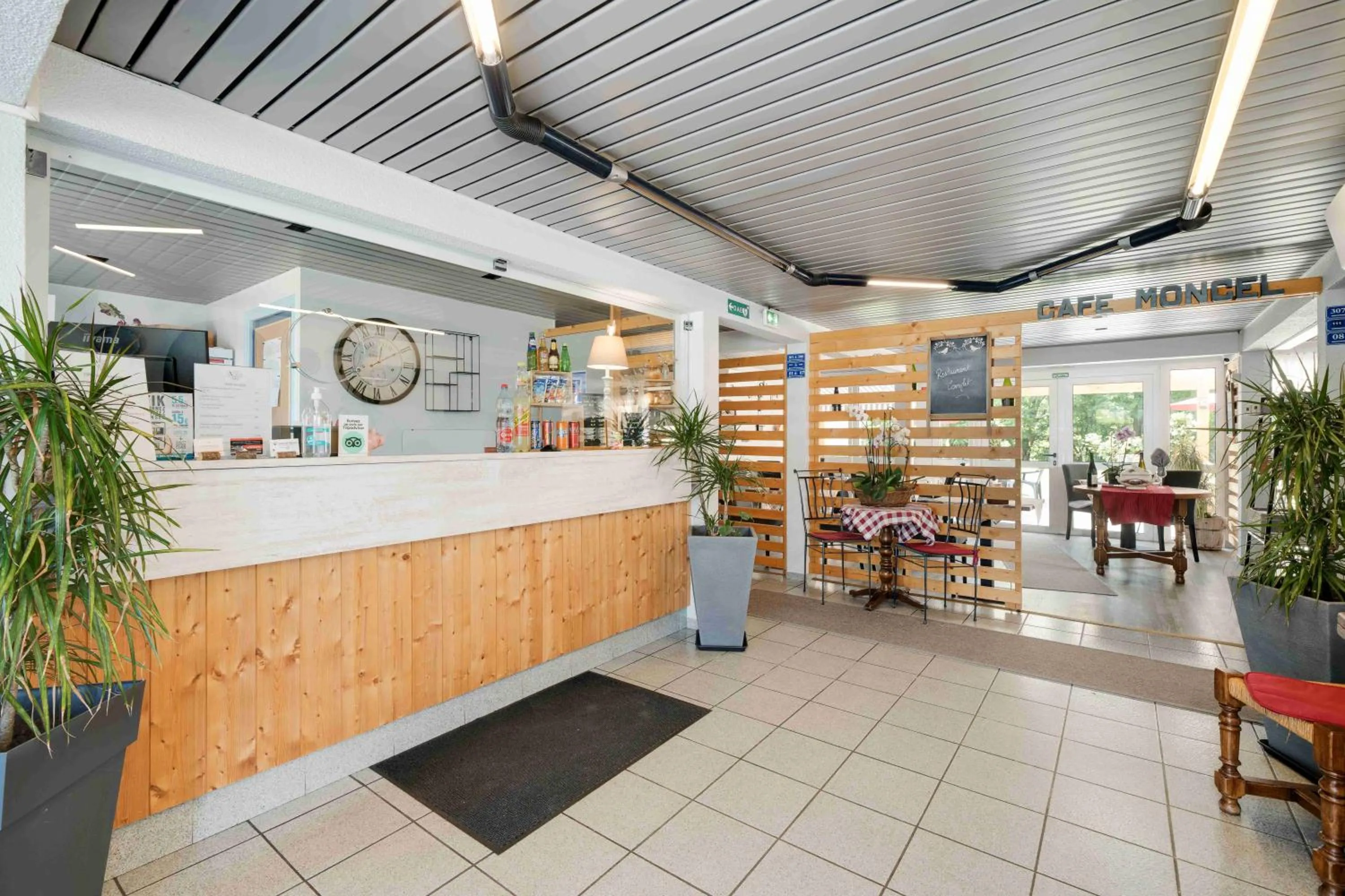 Lobby or reception in Hôtel Acacia Nancy sud Lunéville