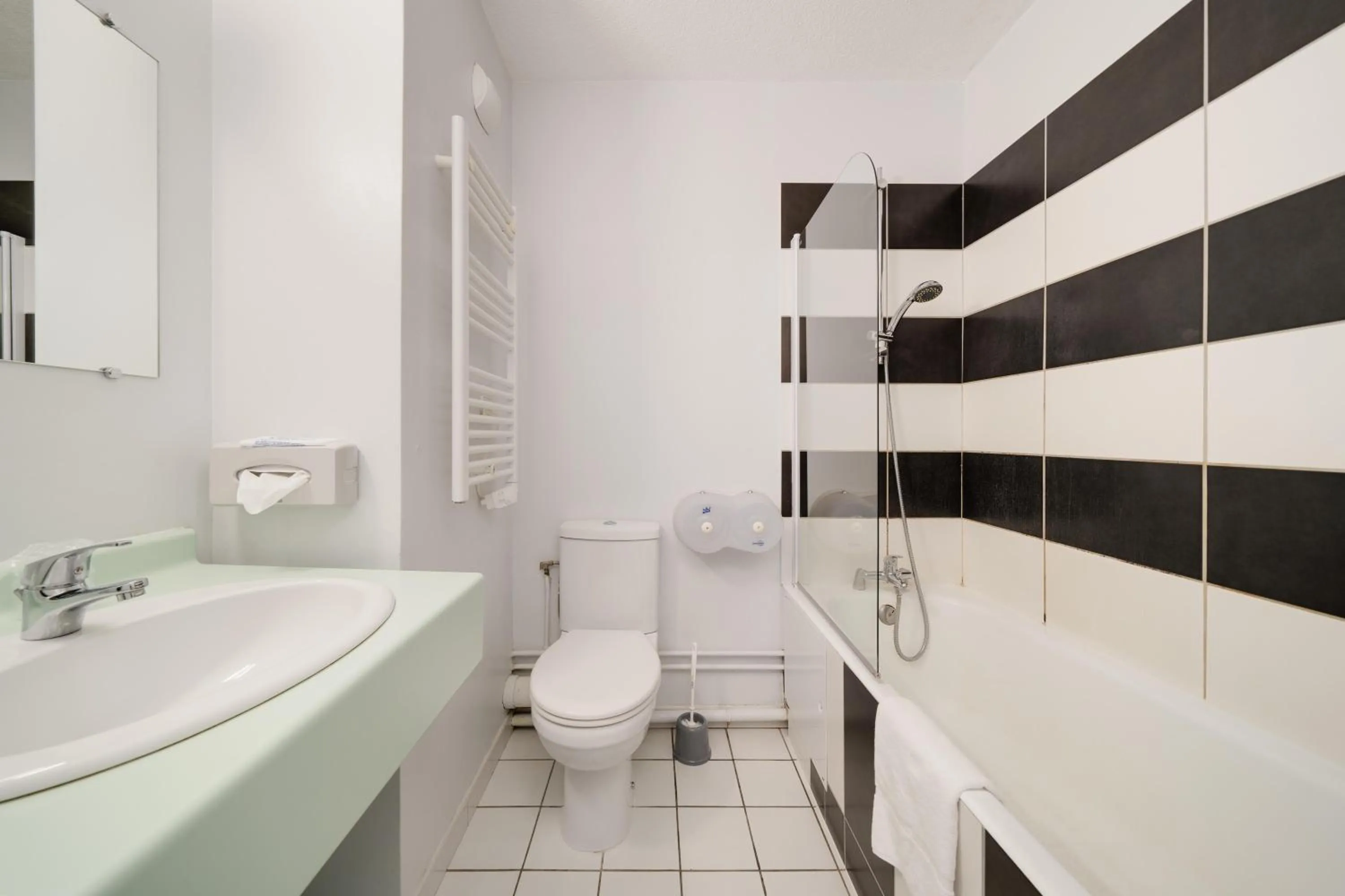 Bath in Hôtel Acacia Nancy sud Lunéville