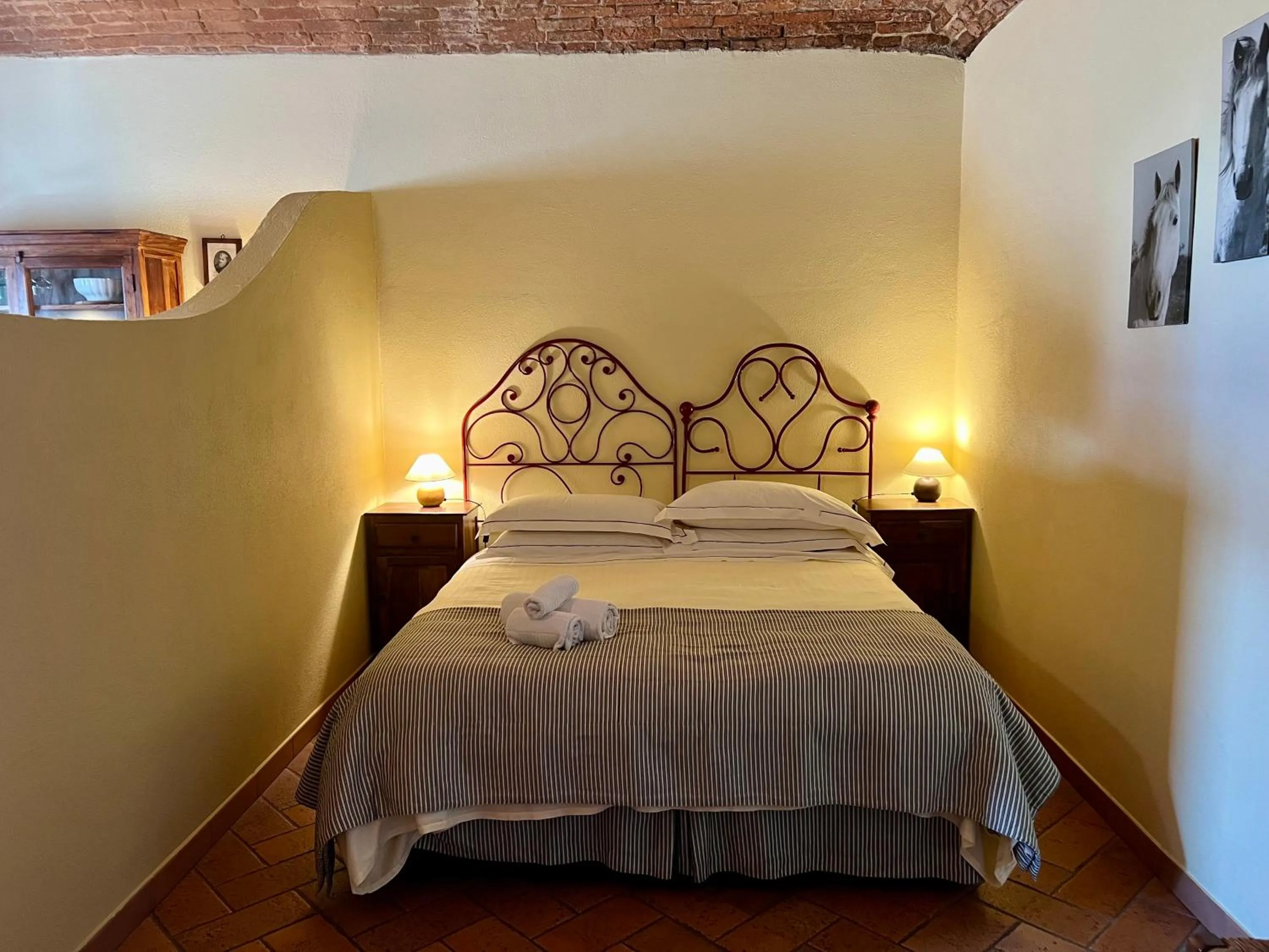 Bed in Le Serre Suites & Apartments