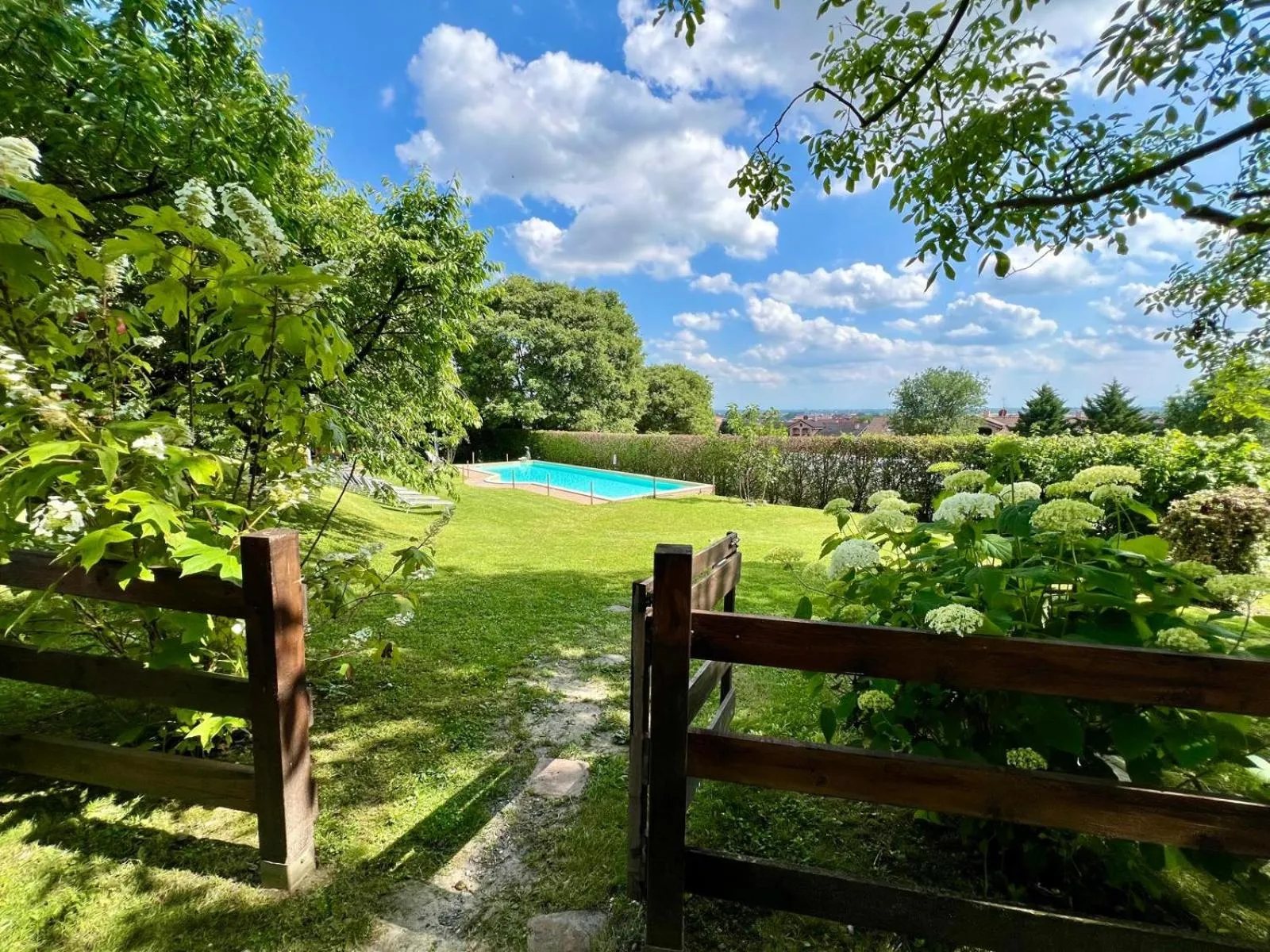 Swimming pool in Le Serre Suites & Apartments