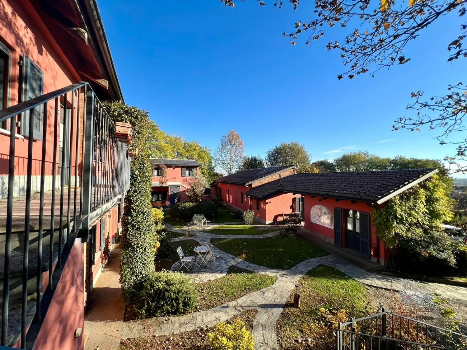 Property building in Le Serre Suites & Apartments