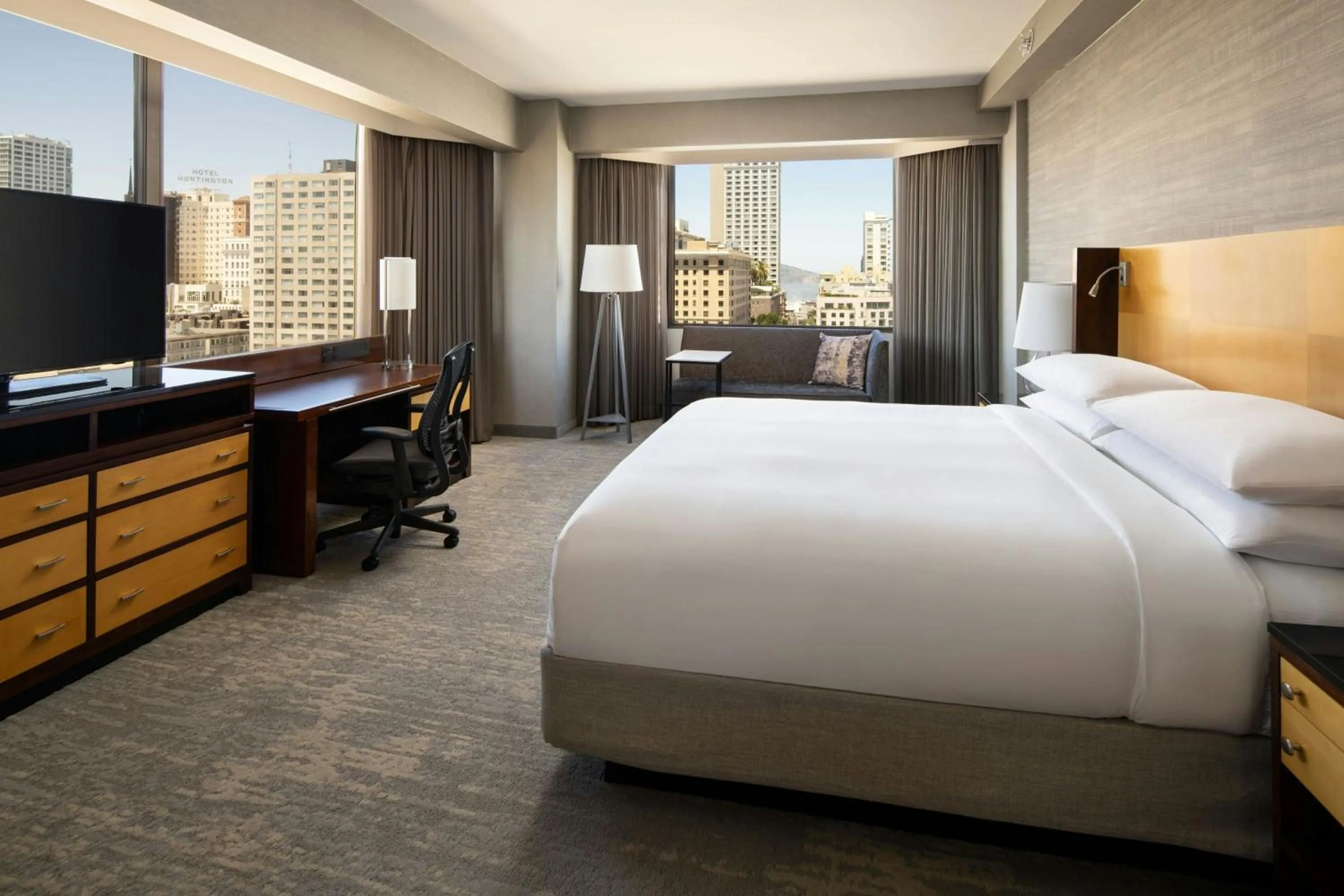 Photo of the whole room, Bed in San Francisco Marriott Union Square
