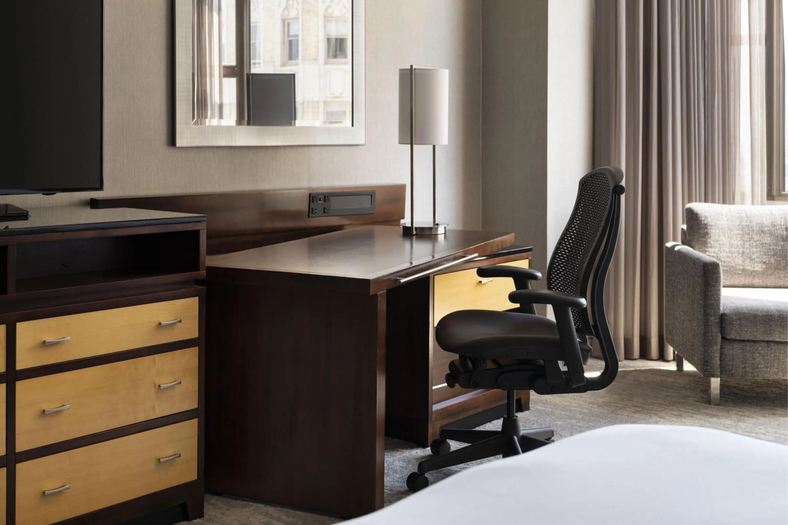 Photo of the whole room, Bed in San Francisco Marriott Union Square