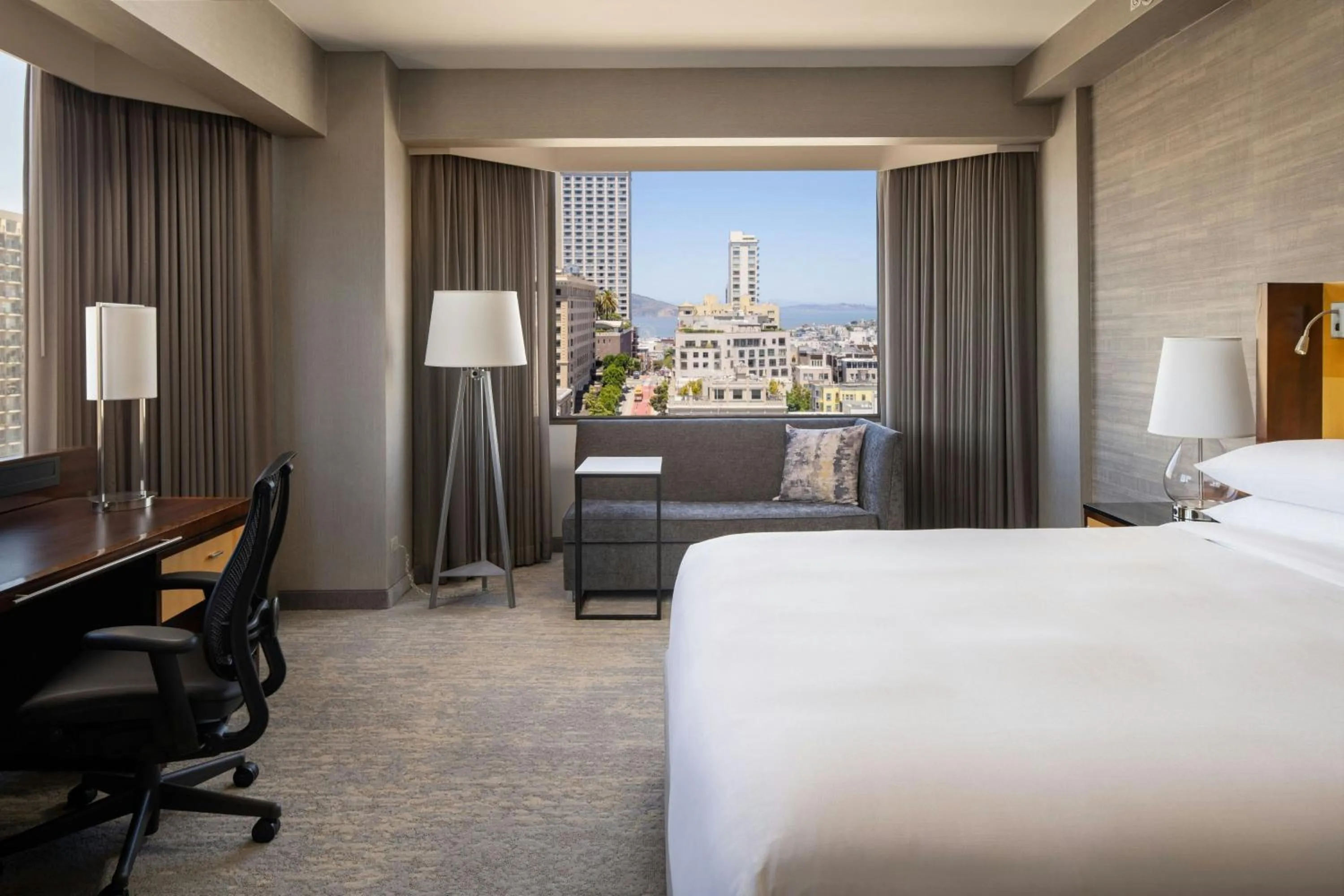 Photo of the whole room, Bed in San Francisco Marriott Union Square