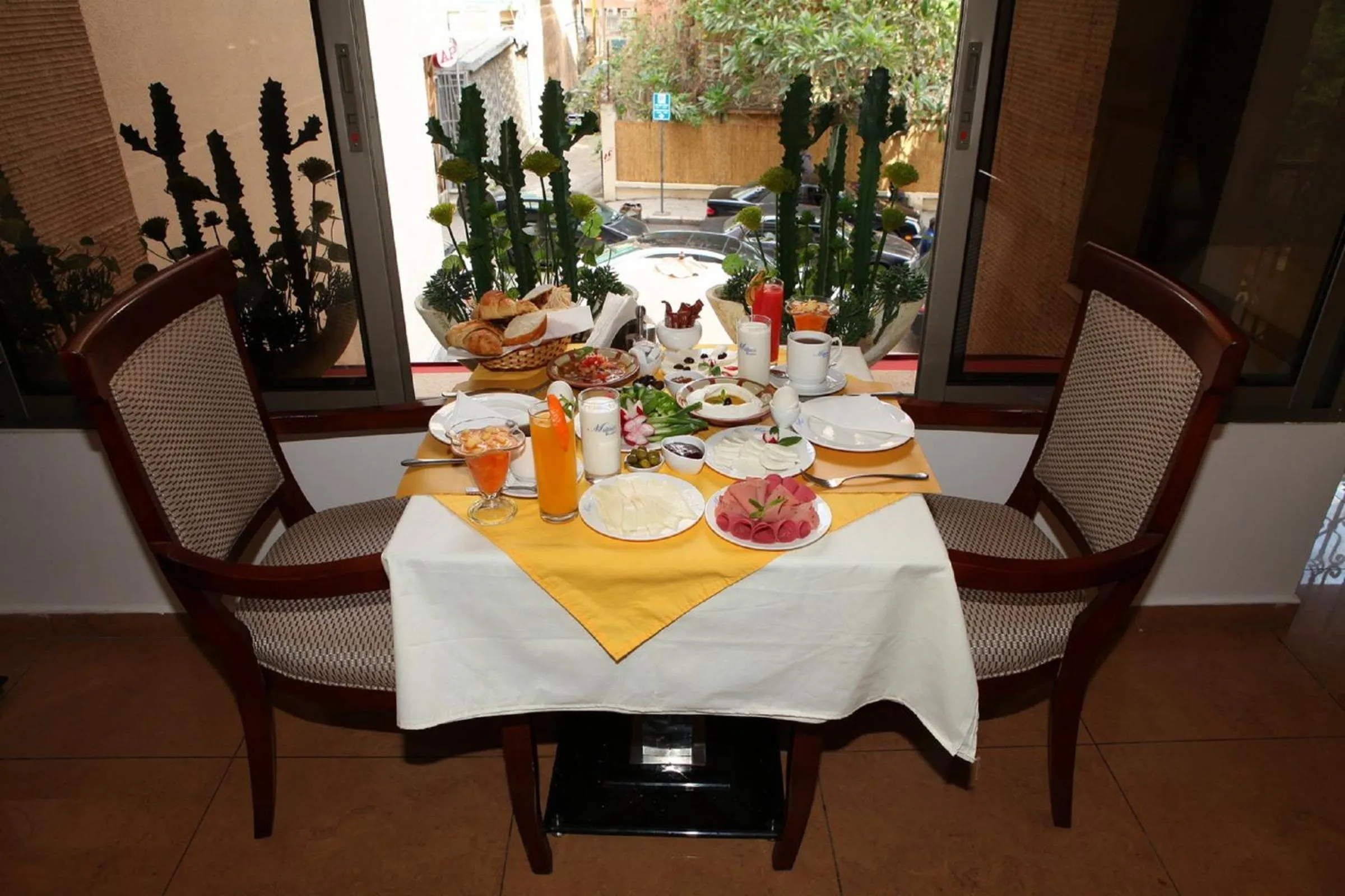 Restaurant/places to eat in Midtown Hotel & Suites