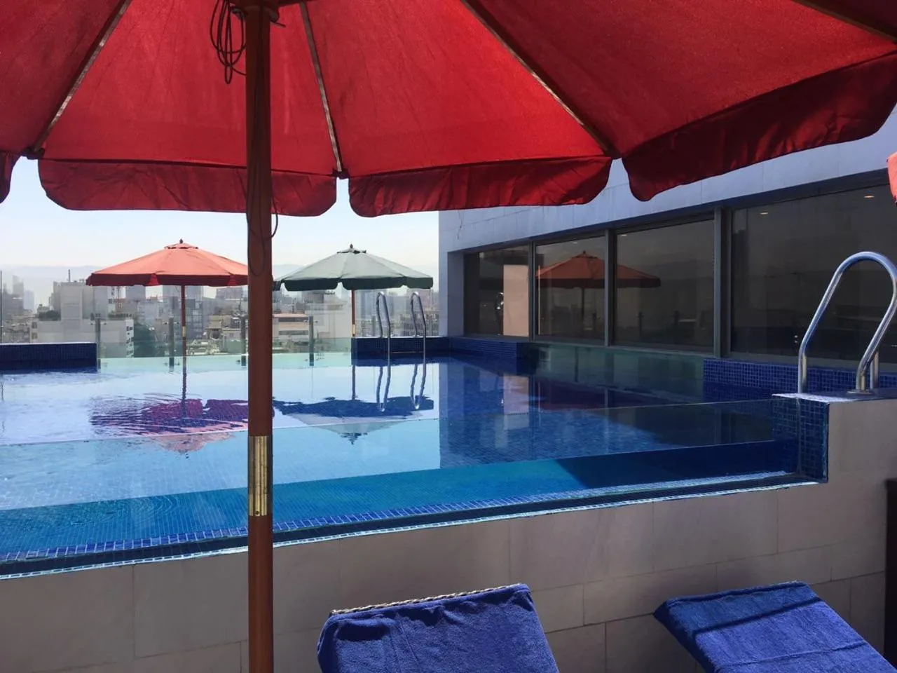 Swimming pool in Midtown Hotel & Suites