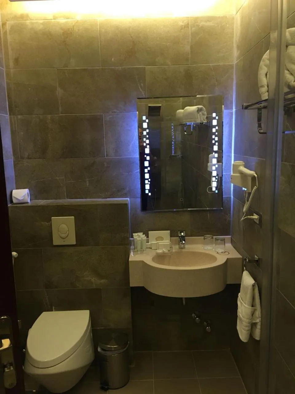 Shower in Midtown Hotel & Suites